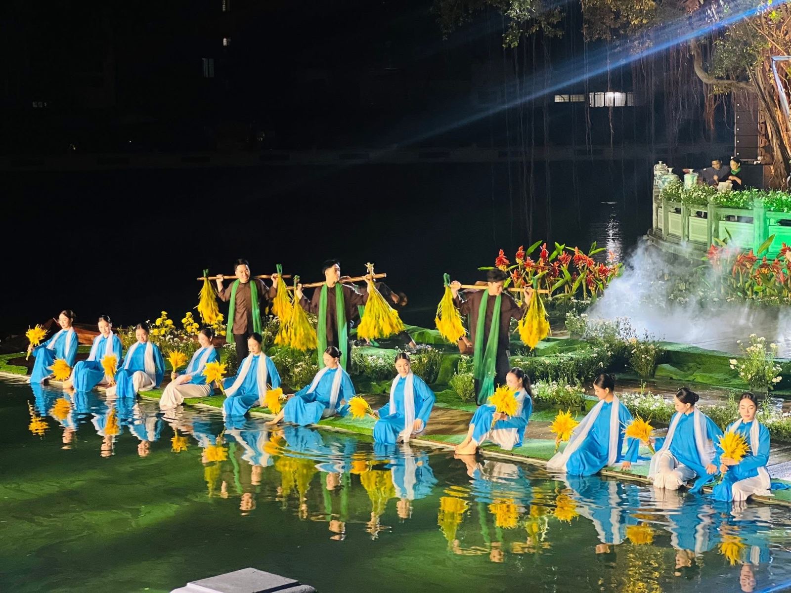 “Áo dài trên con đường di sản” - Tôn vinh vẻ đẹp thanh thoát của tà áo dài Việt Nam - ảnh 2