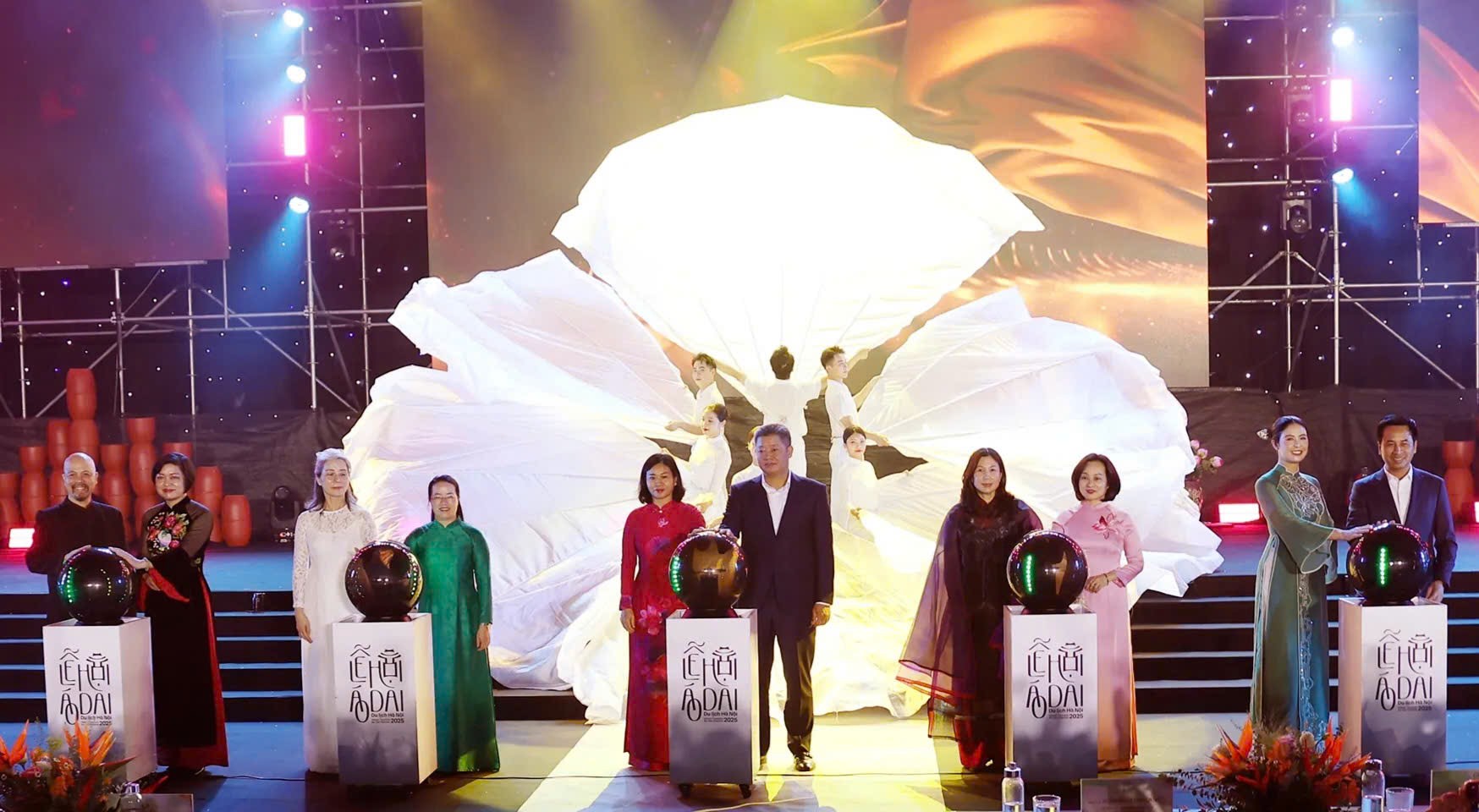 Khai mạc Lễ hội Áo dài Du lịch Hà Nội 2025: Tôn vinh vẻ đẹp áo dài Việt và quảng bá hình ảnh du lịch Thủ đô - ảnh 1