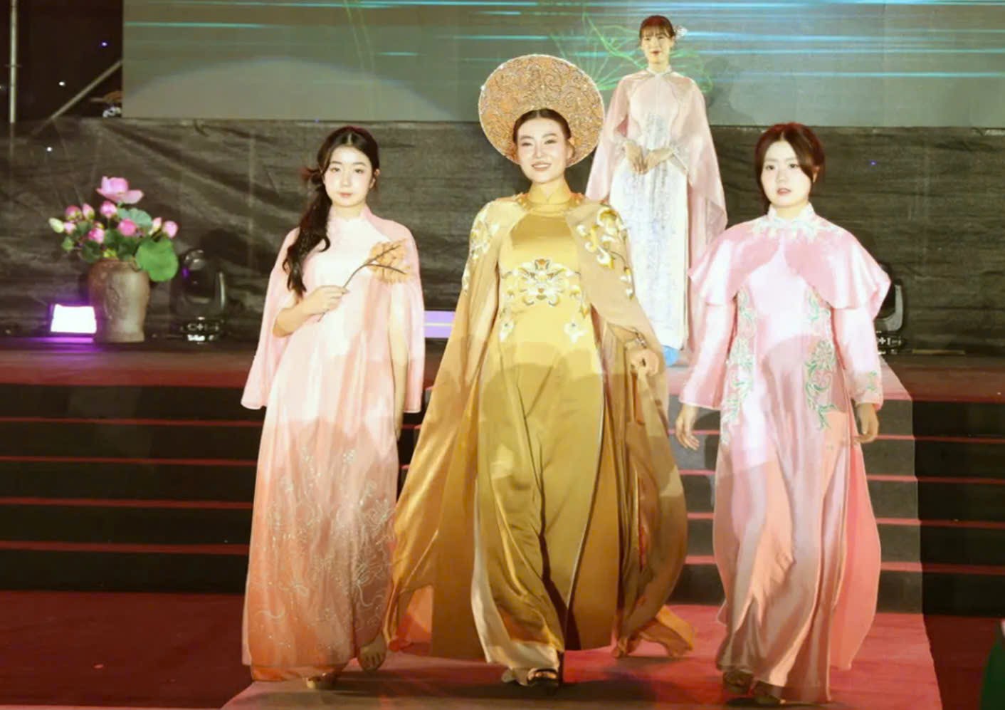 Khai mạc Lễ hội Áo dài Du lịch Hà Nội 2025: Tôn vinh vẻ đẹp áo dài Việt và quảng bá hình ảnh du lịch Thủ đô - ảnh 2