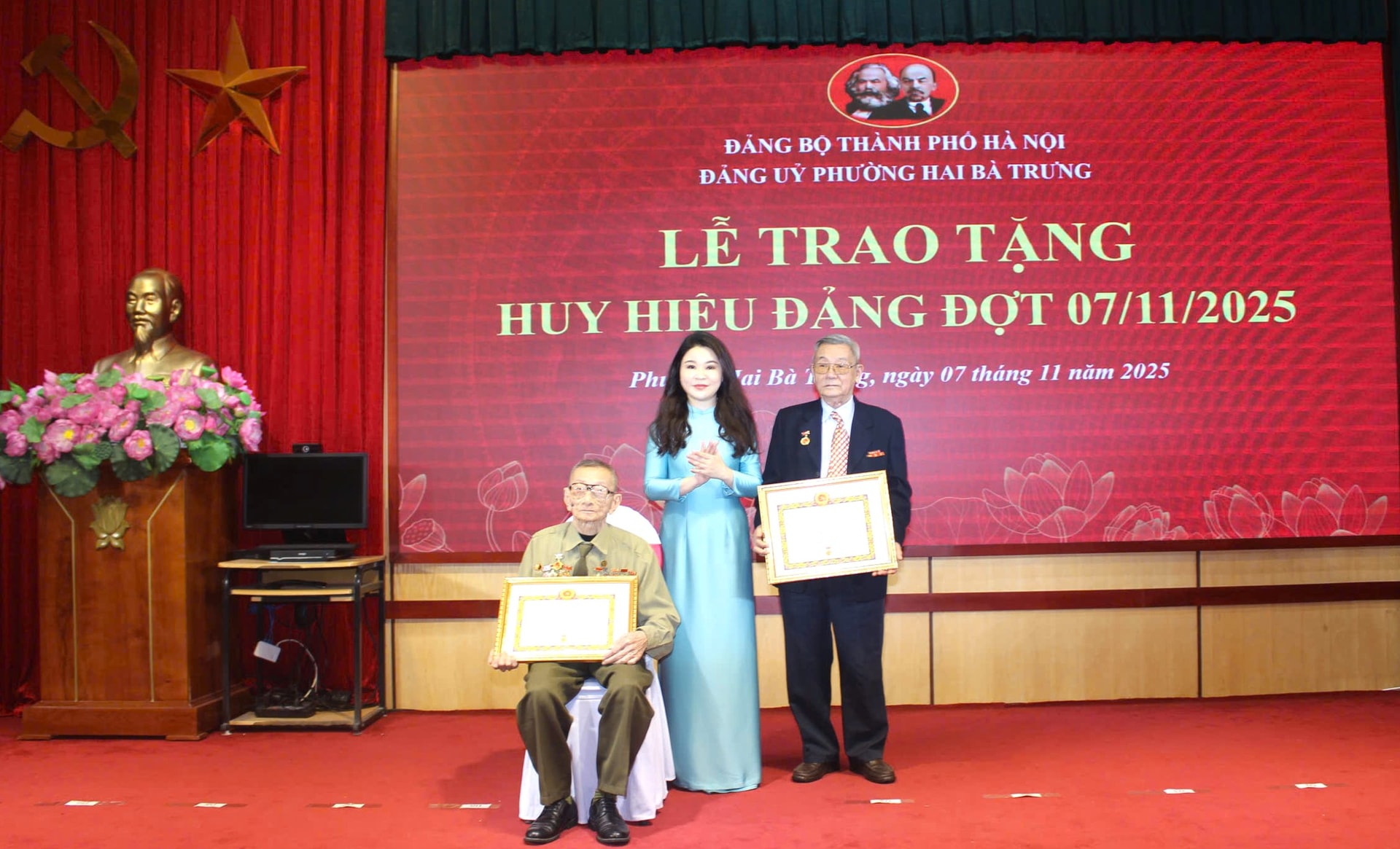 83 đảng viên phường Hai Bà Trưng được trao tặng Huy hiệu Đảng đợt 7/11/2025 - ảnh 1