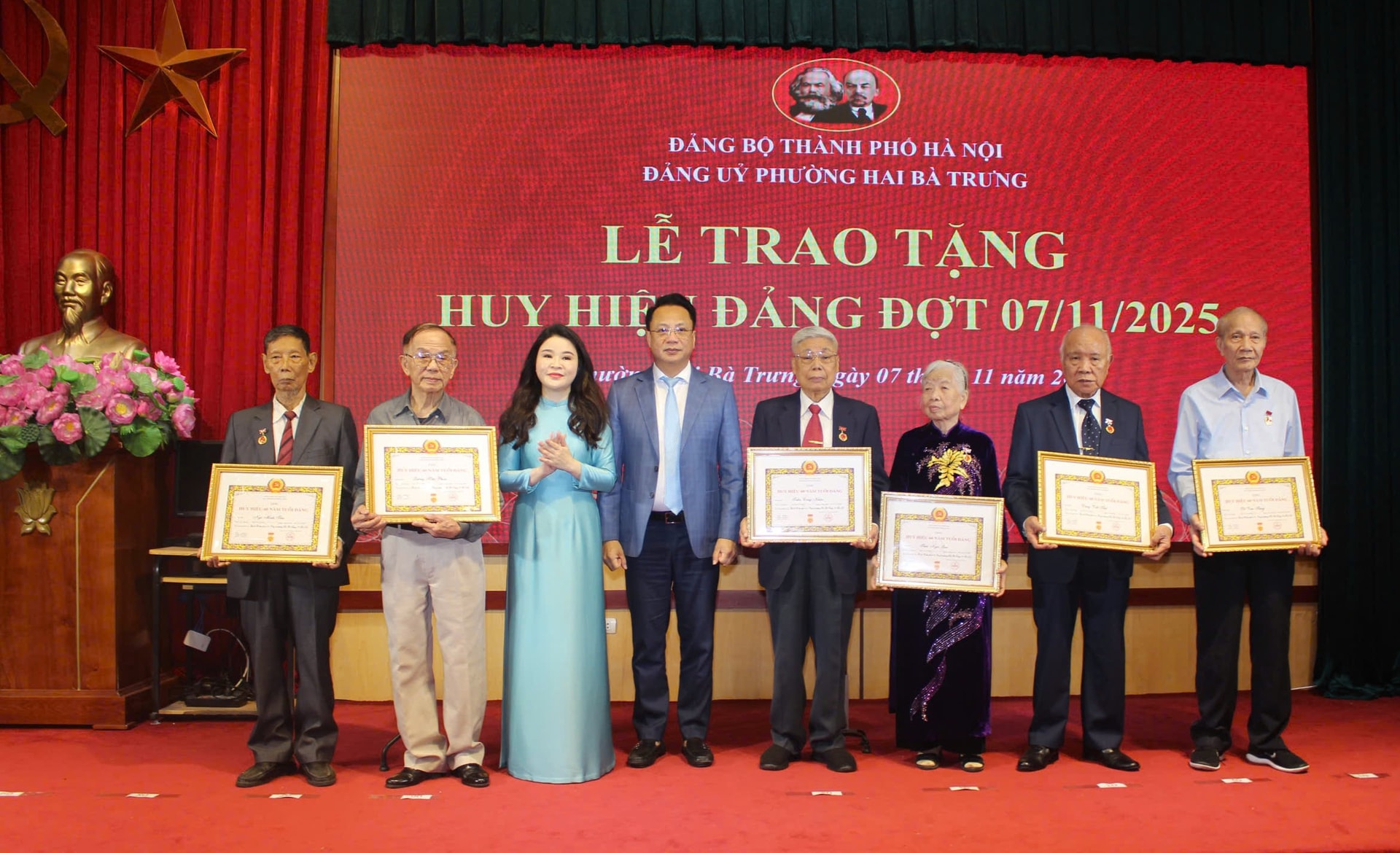 83 đảng viên phường Hai Bà Trưng được trao tặng Huy hiệu Đảng đợt 7/11/2025 - ảnh 2
