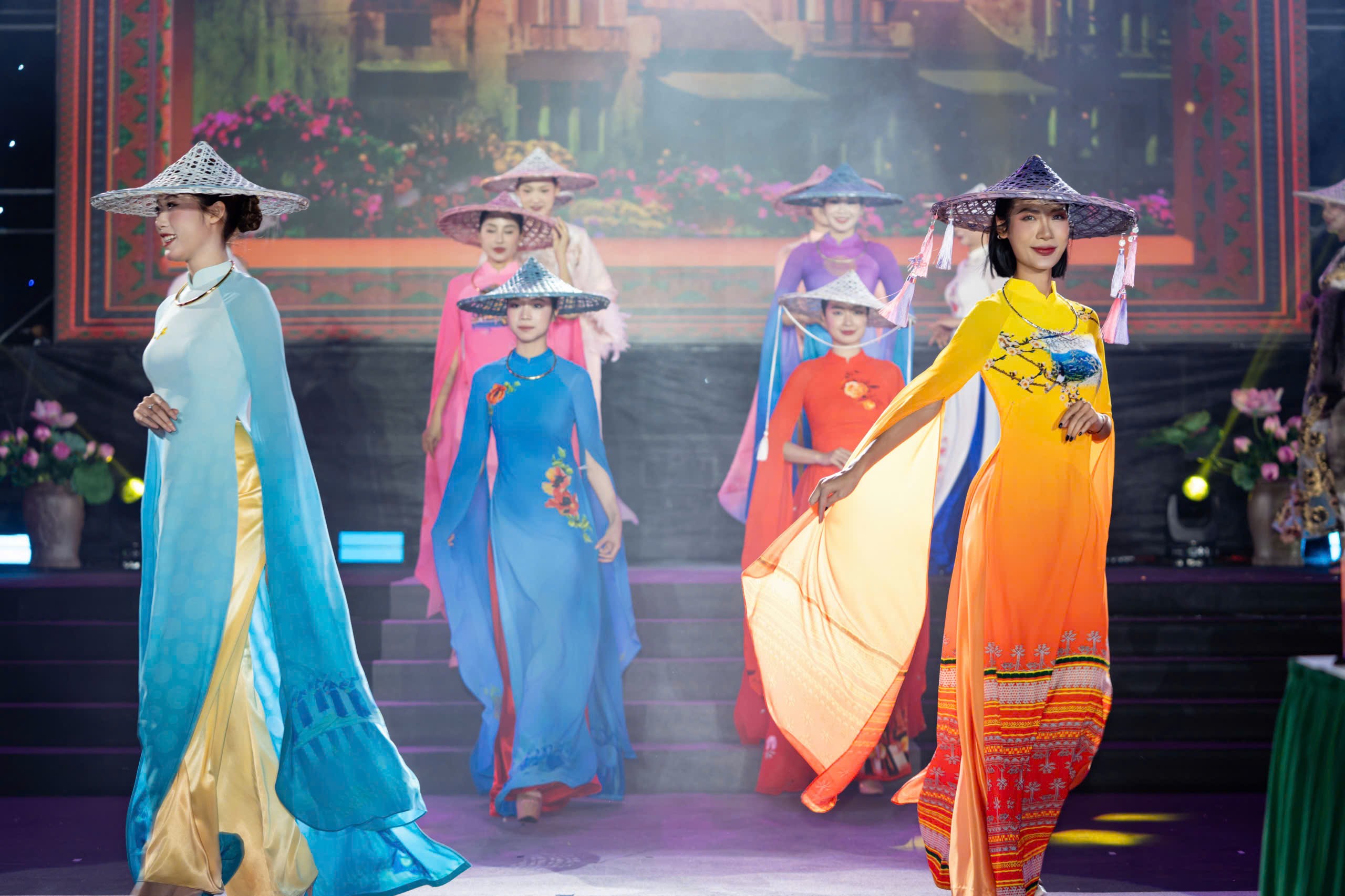 Dệt nhịp đập di sản qua “Hương sắc Việt Nam” tại Lễ hội Áo dài Du lịch 2025 - ảnh 5