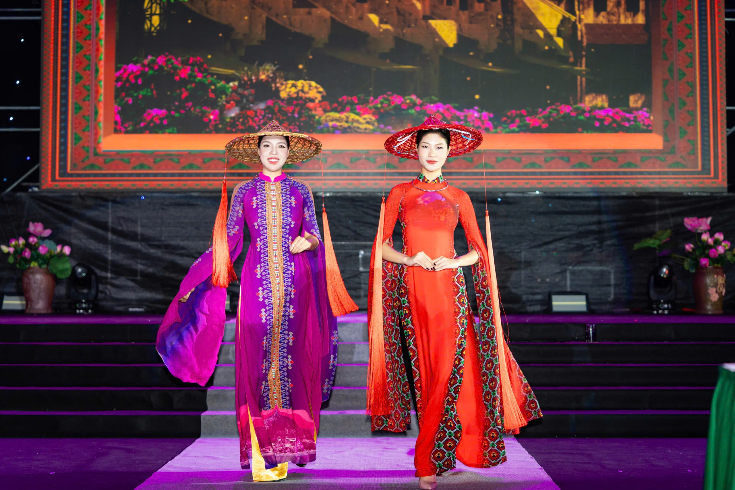 Dệt nhịp đập di sản qua “Hương sắc Việt Nam” tại Lễ hội Áo dài Du lịch 2025 - ảnh 2