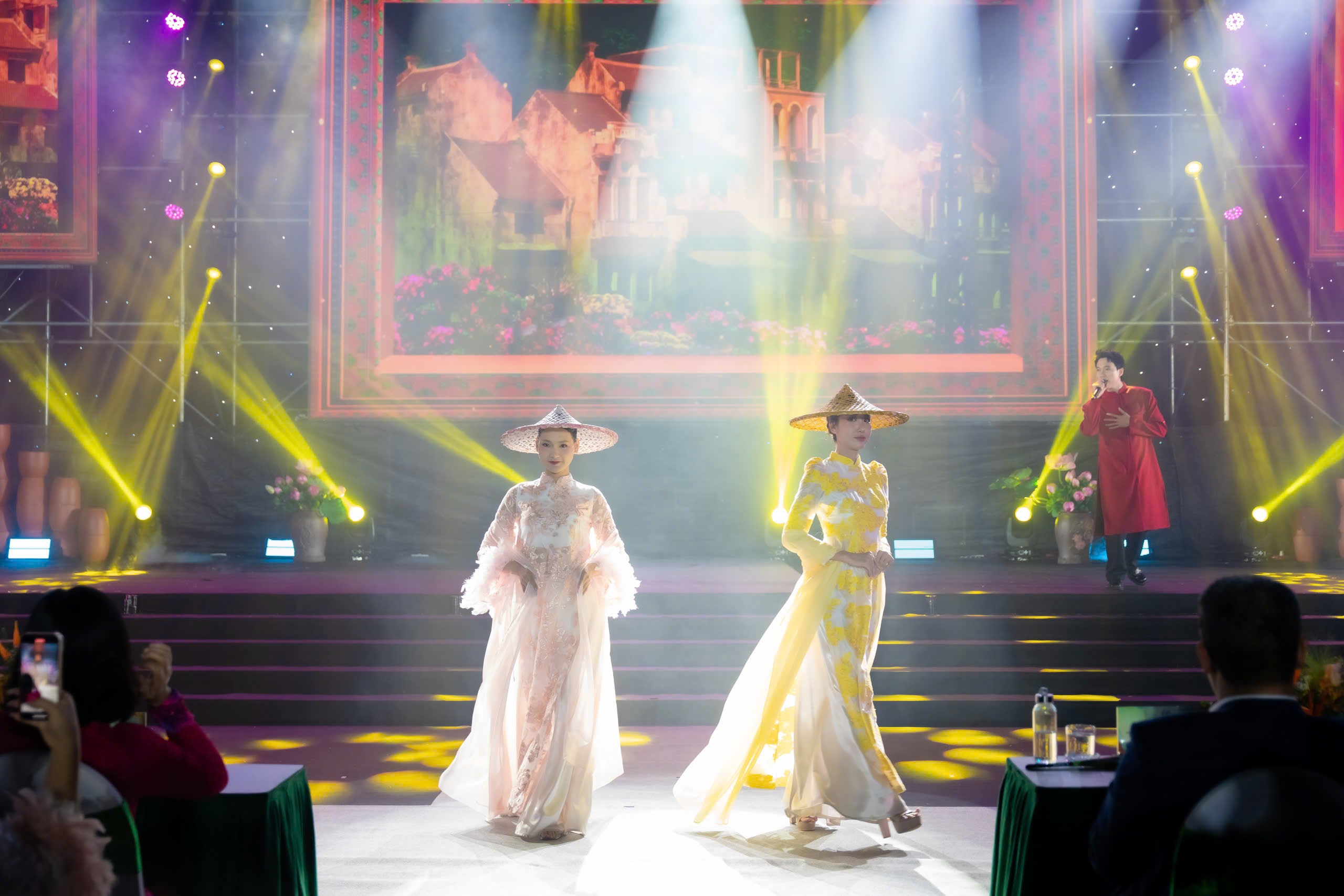 Dệt nhịp đập di sản qua “Hương sắc Việt Nam” tại Lễ hội Áo dài Du lịch 2025 - ảnh 4