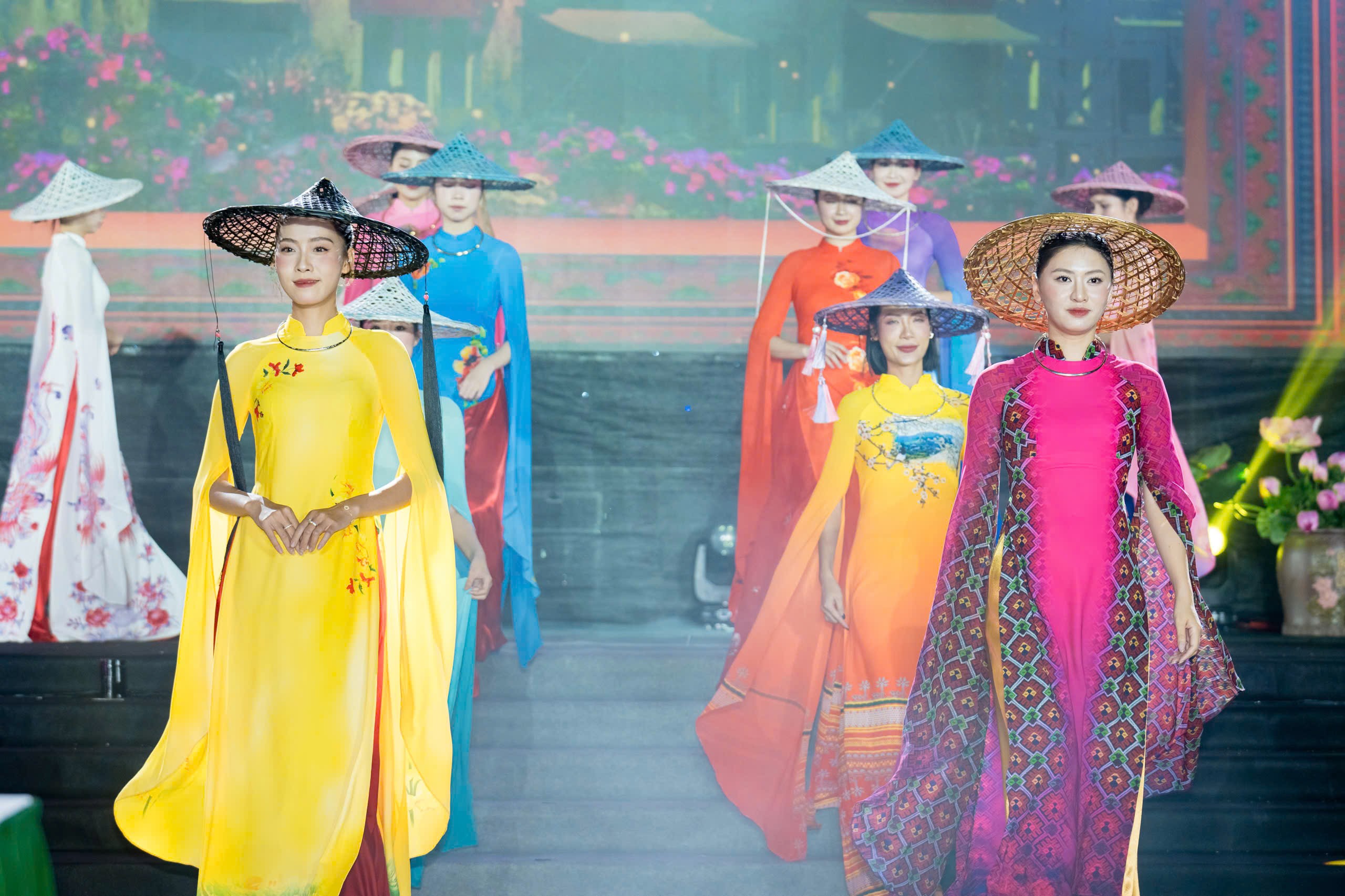 Dệt nhịp đập di sản qua “Hương sắc Việt Nam” tại Lễ hội Áo dài Du lịch 2025 - ảnh 1