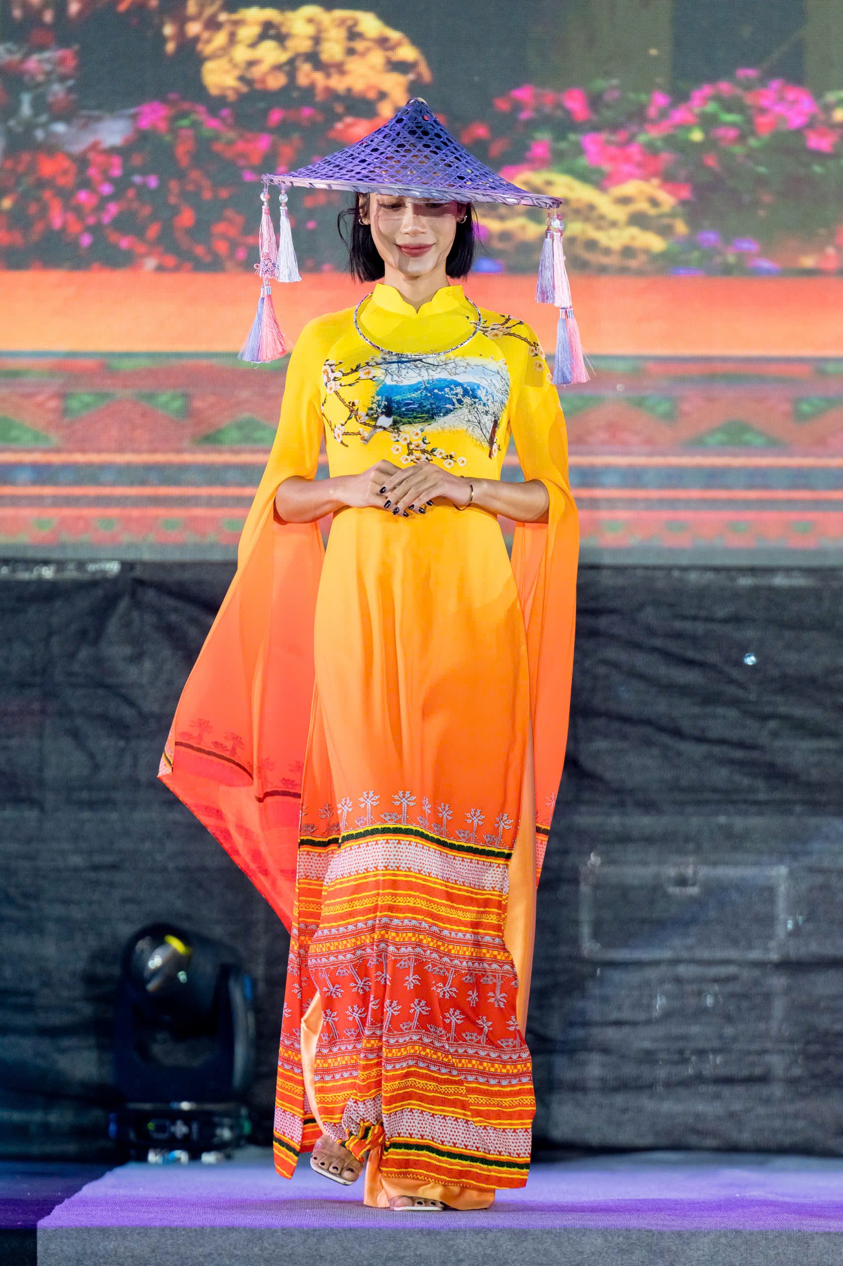 Dệt nhịp đập di sản qua “Hương sắc Việt Nam” tại Lễ hội Áo dài Du lịch 2025 - ảnh 3