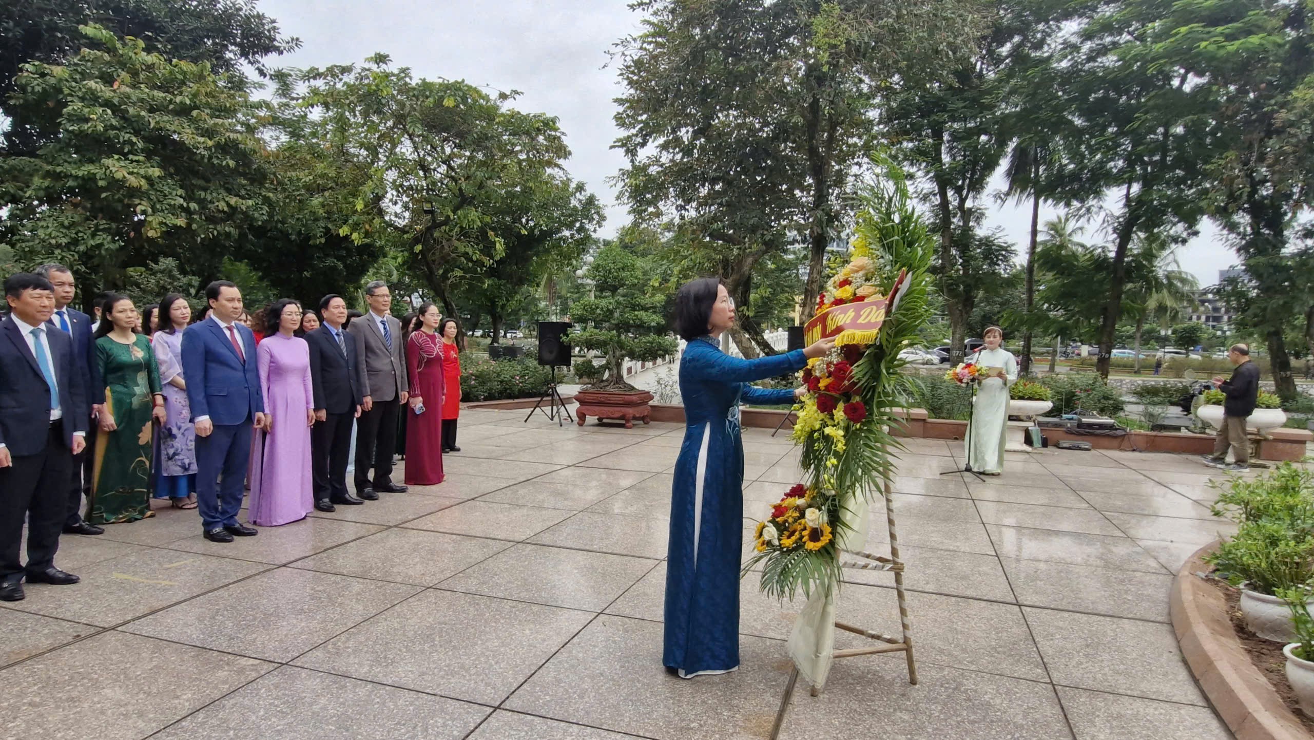 Đoàn đại biểu MTTQ thành phố Hà Nội dâng hoa tại Tượng đài Bác Hồ - Bác Tôn - ảnh 3