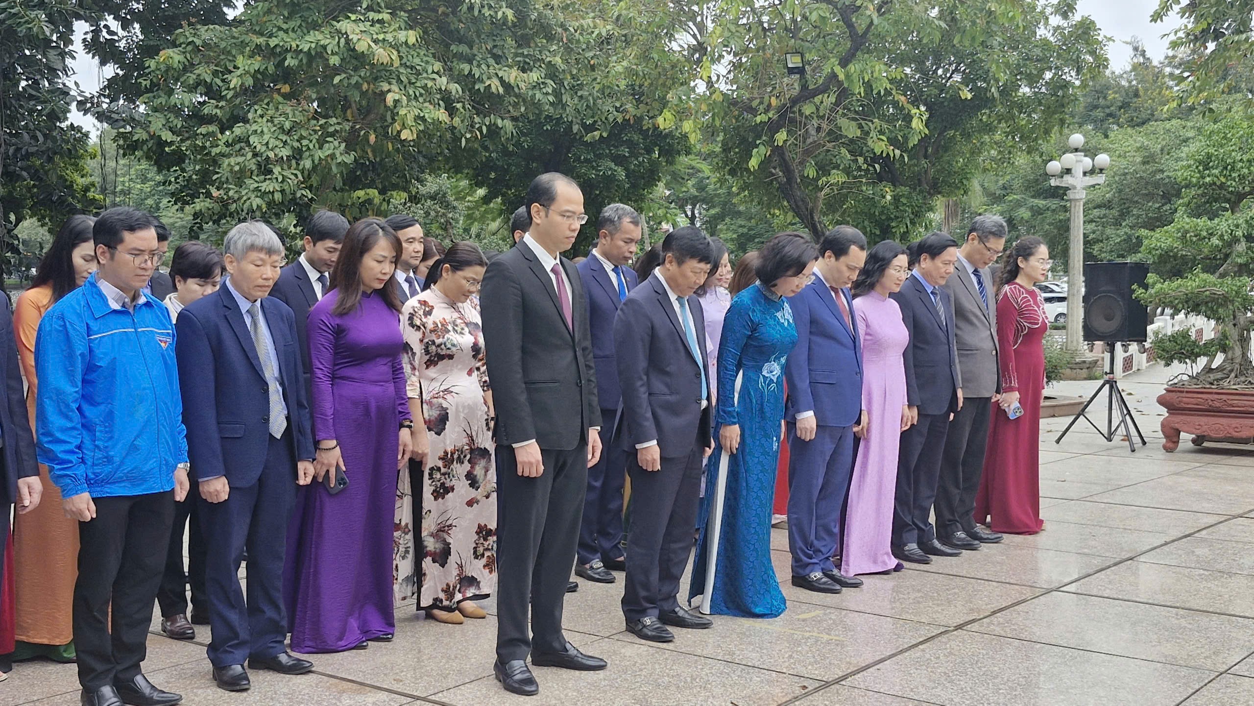 Đoàn đại biểu MTTQ thành phố Hà Nội dâng hoa tại Tượng đài Bác Hồ - Bác Tôn - ảnh 5