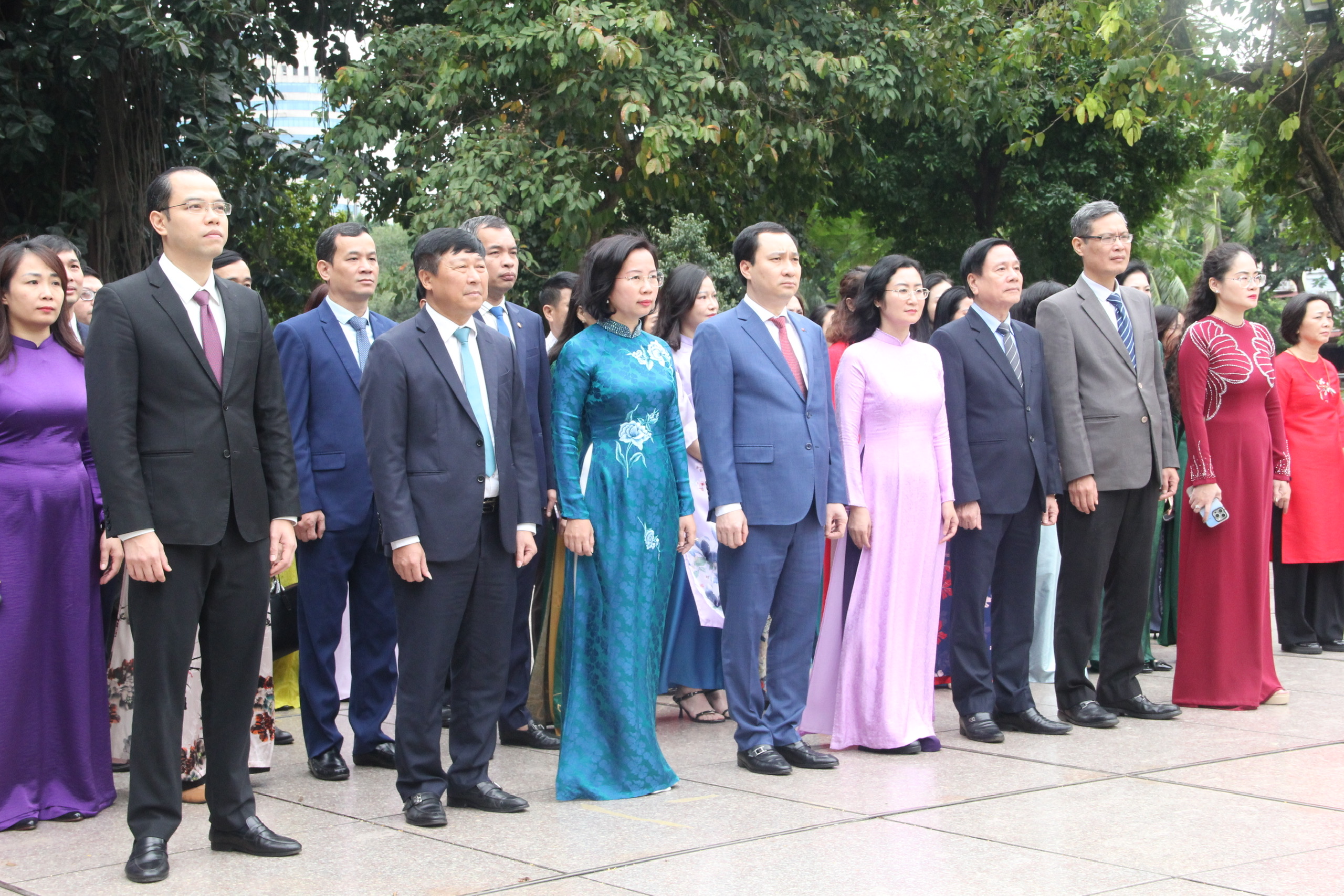 Đoàn đại biểu MTTQ thành phố Hà Nội dâng hoa tại Tượng đài Bác Hồ - Bác Tôn - ảnh 2