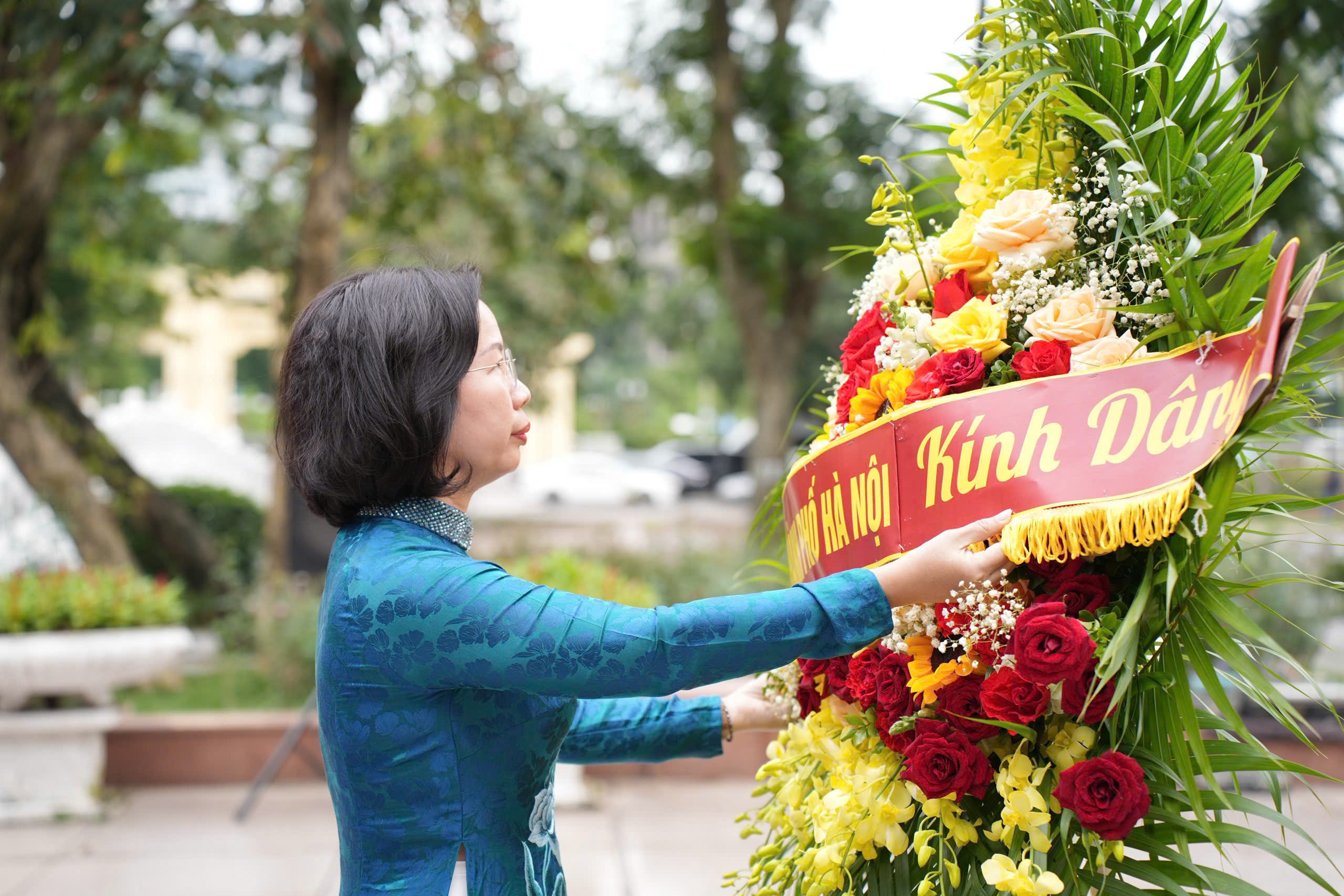 Đoàn đại biểu MTTQ thành phố Hà Nội dâng hoa tại Tượng đài Bác Hồ - Bác Tôn - ảnh 4