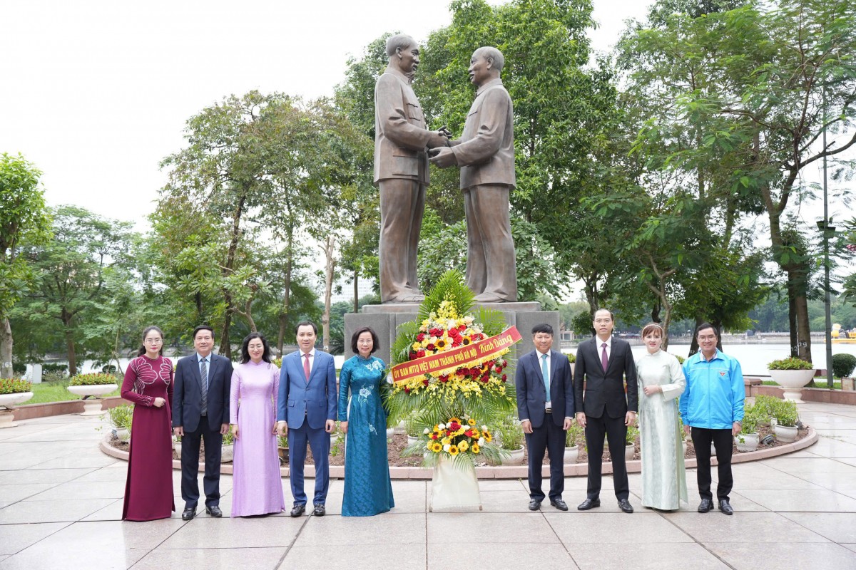 Đoàn đại biểu MTTQ thành phố Hà Nội dâng hoa tại Tượng đài Bác Hồ - Bác Tôn - ảnh 6