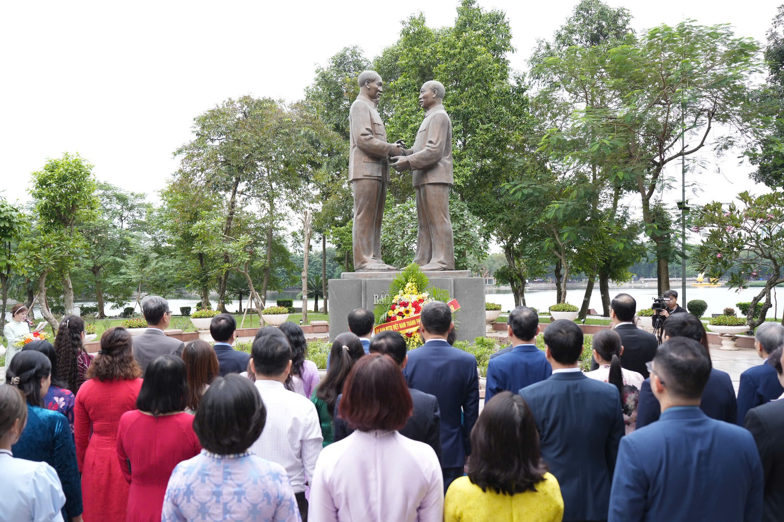 Đoàn đại biểu MTTQ thành phố Hà Nội dâng hoa tại Tượng đài Bác Hồ - Bác Tôn - ảnh 1