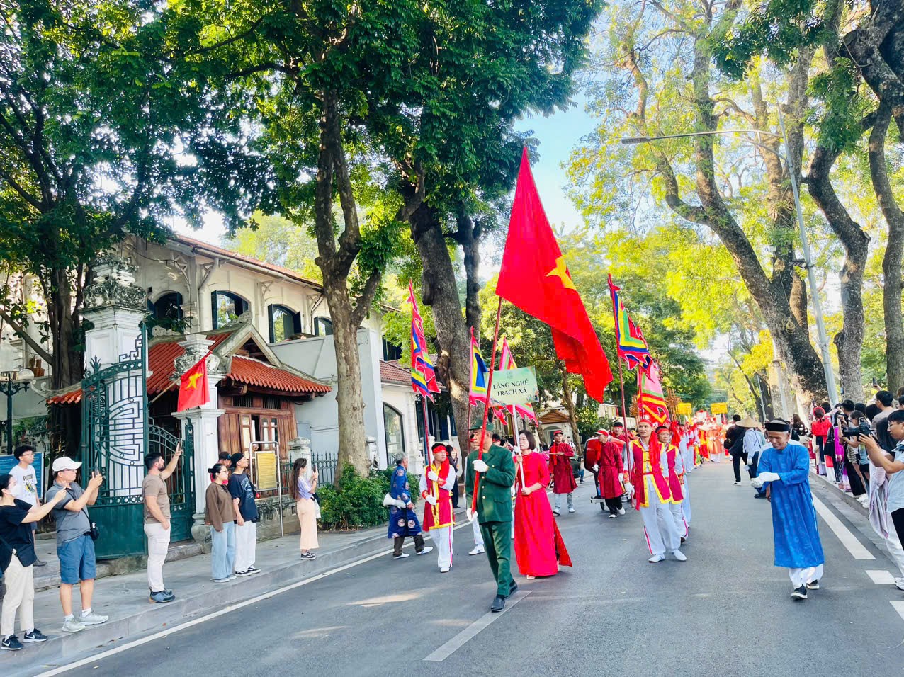 Diễu hành Áo dài Du lịch Hà Nội 2025: Tỏa sáng di sản áo dài Thủ đô - ảnh 3