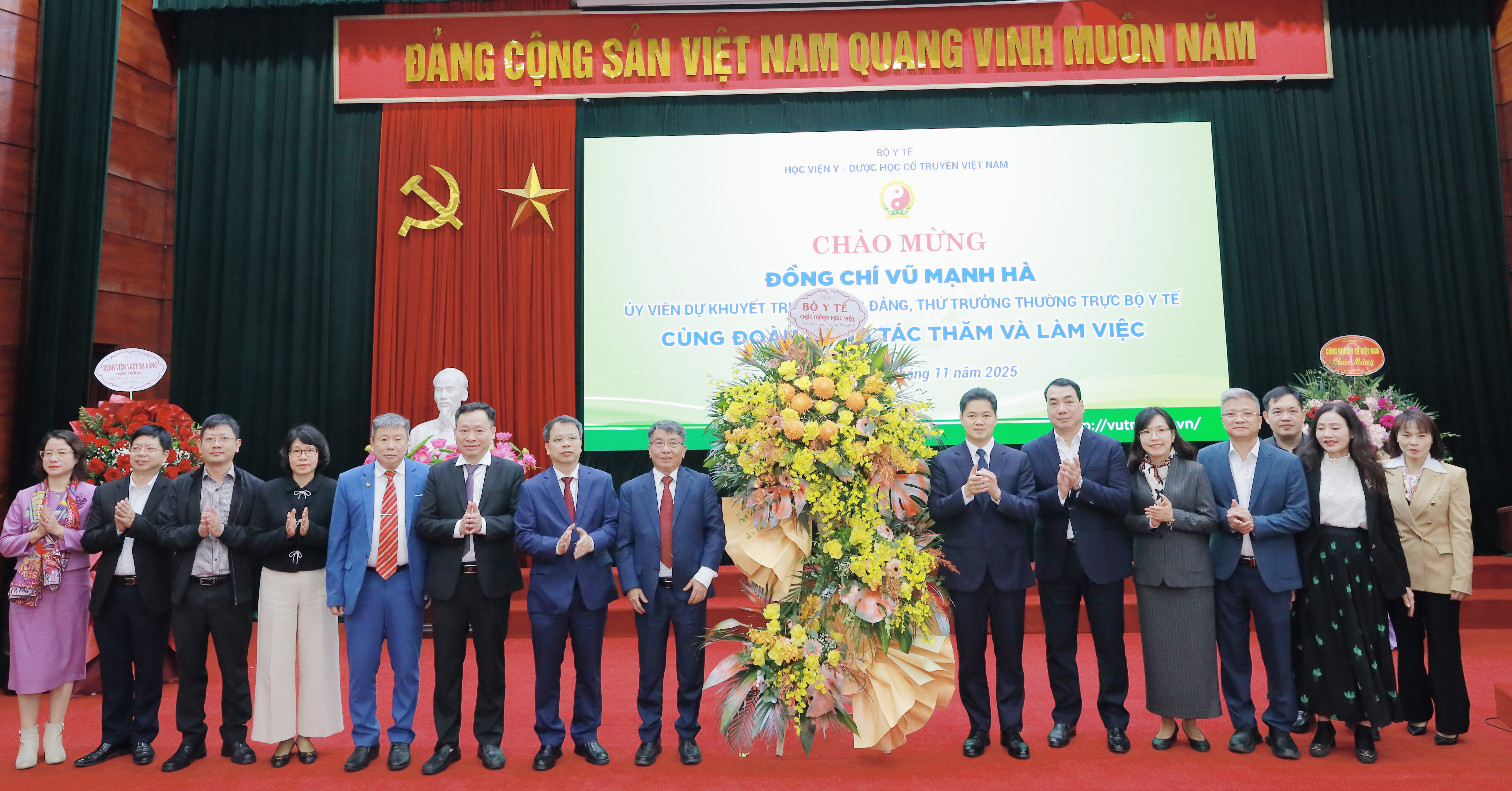 Học viện Y - Dược học cổ truyền Việt Nam kỷ niệm 43 năm ngày Nhà giáo Việt Nam - ảnh 2