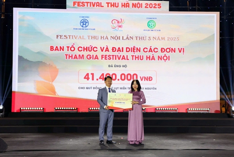 Festival Thu Hà Nội năm 2025 quyên góp hơn 81 triệu đồng ủng hộ đồng bào bị mưa lũ - ảnh 1