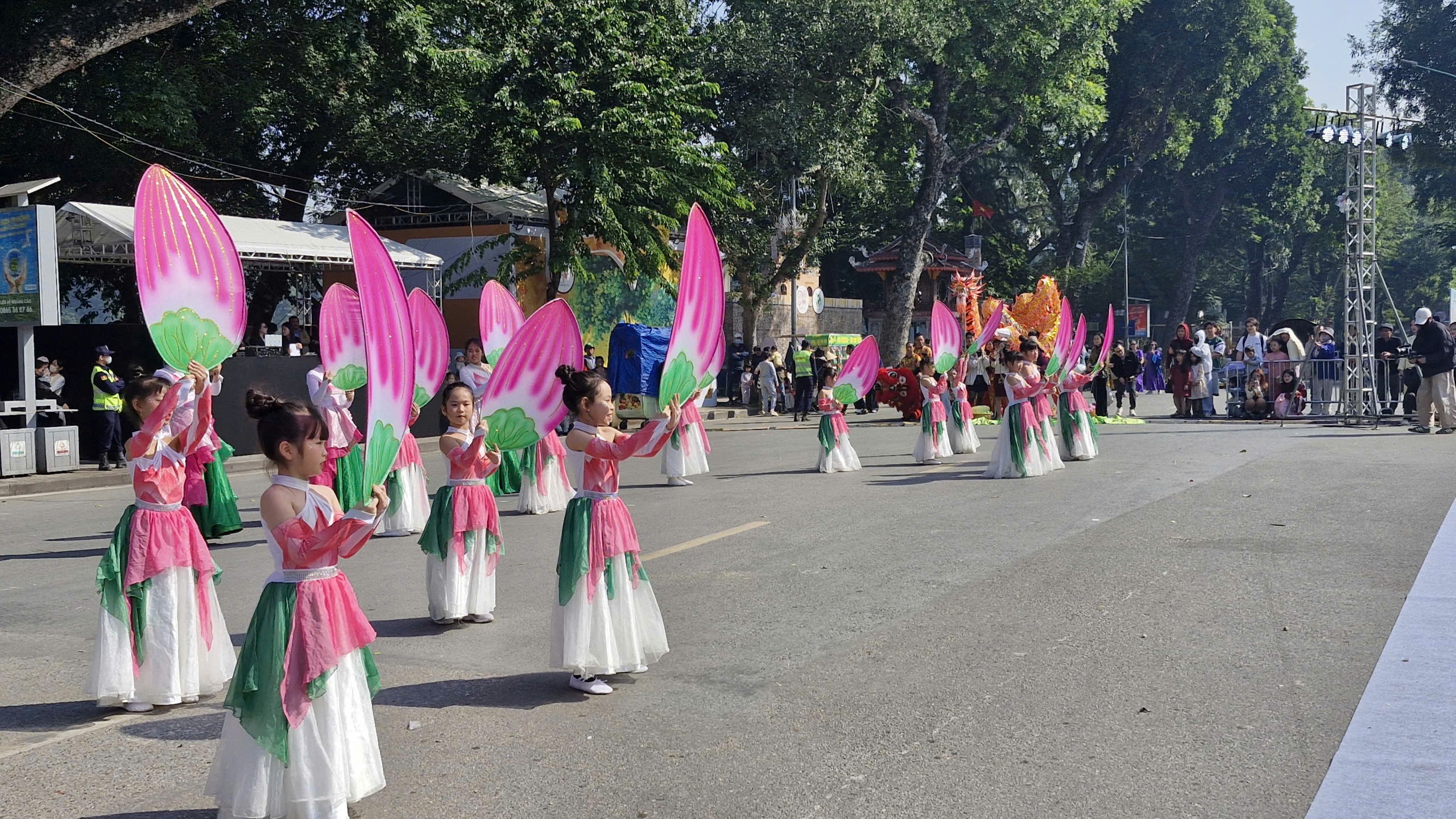 Đồng diễn nghệ thuật “Hà Nội - Miền ký ức”: Ấn tượng Festival Thu Hà Nội - ảnh 2