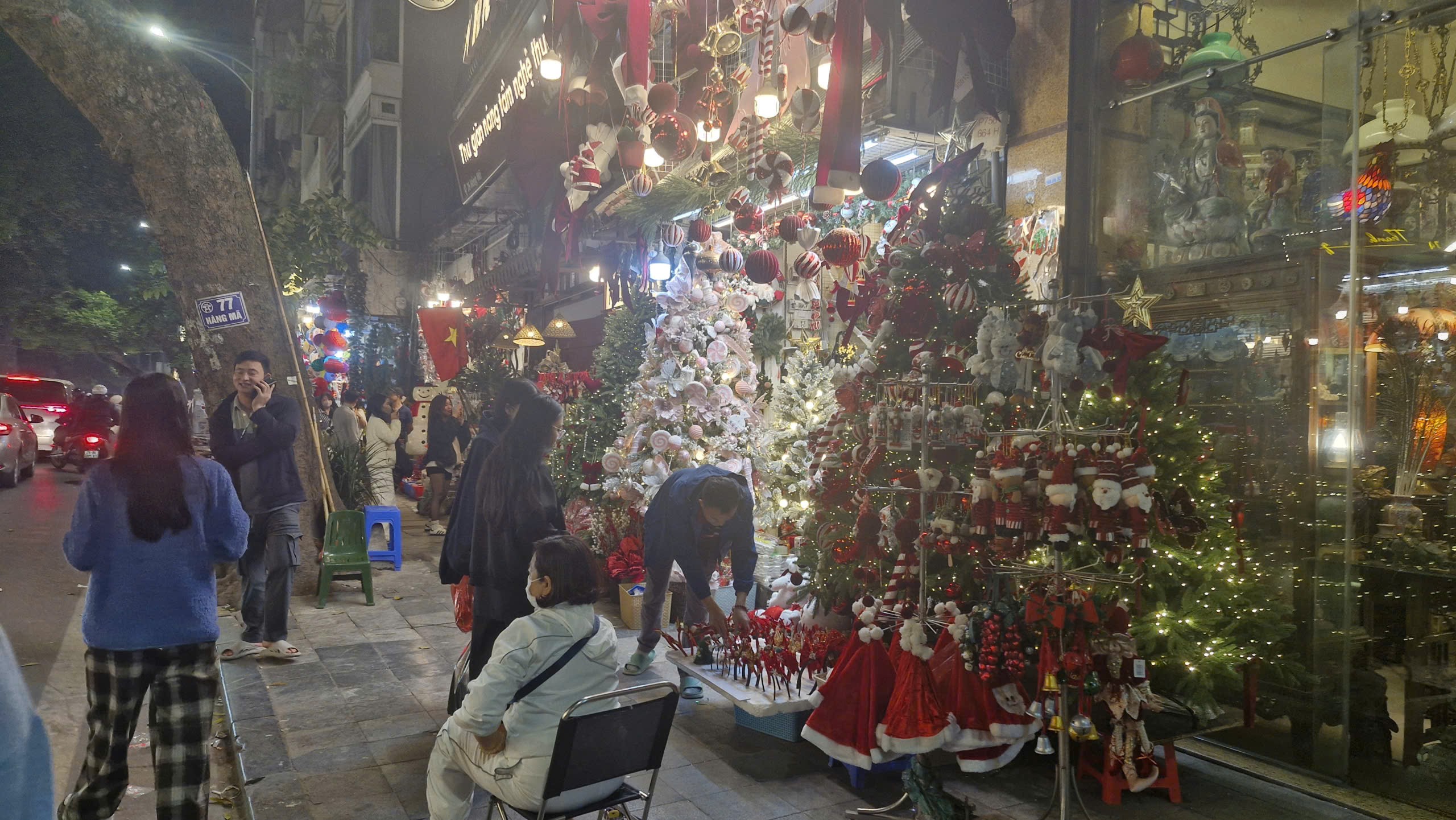 Phố Hàng Mã rực rỡ đón Giáng sinh - ảnh 9