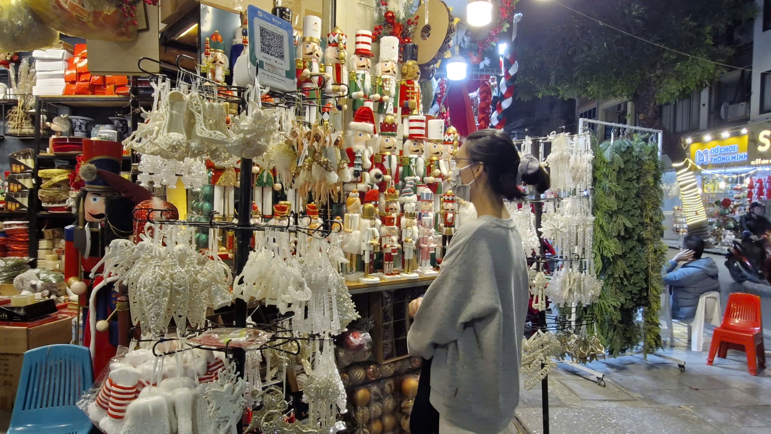 Phố Hàng Mã rực rỡ đón Giáng sinh - ảnh 4