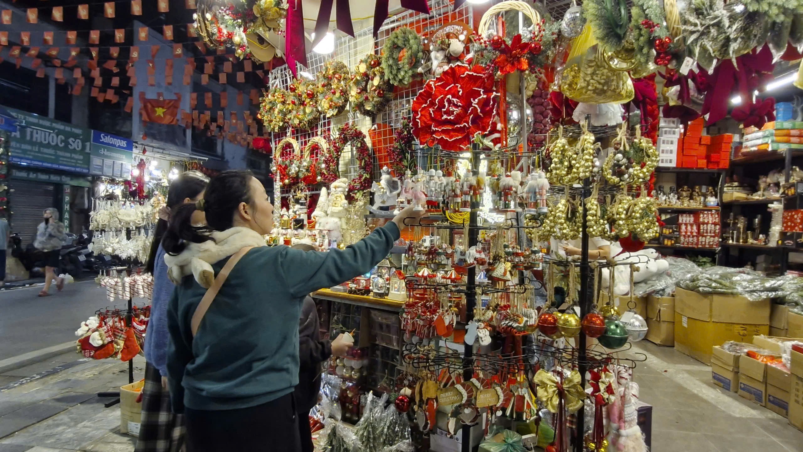 Phố Hàng Mã rực rỡ đón Giáng sinh - ảnh 6