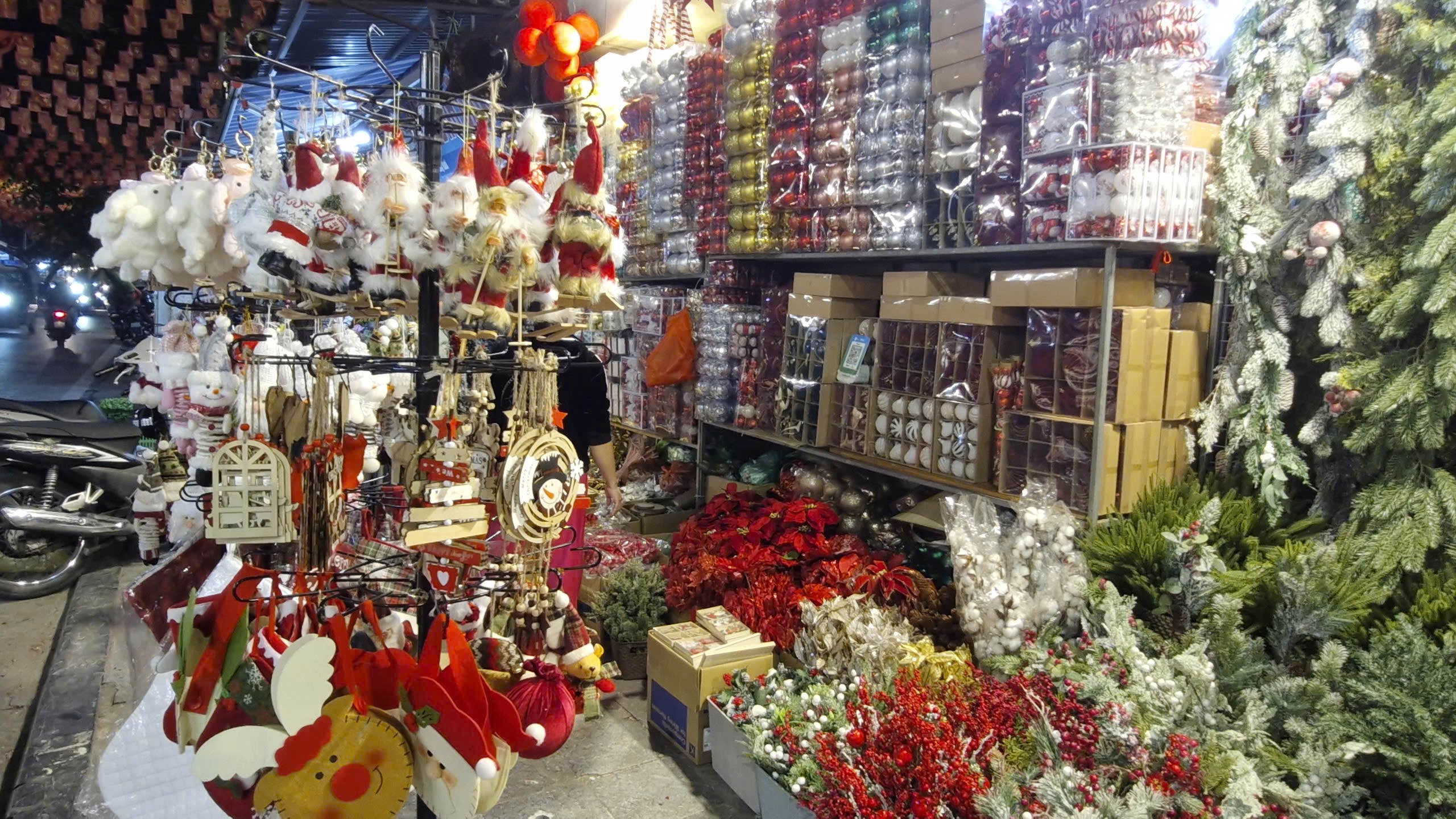 Phố Hàng Mã rực rỡ đón Giáng sinh - ảnh 1