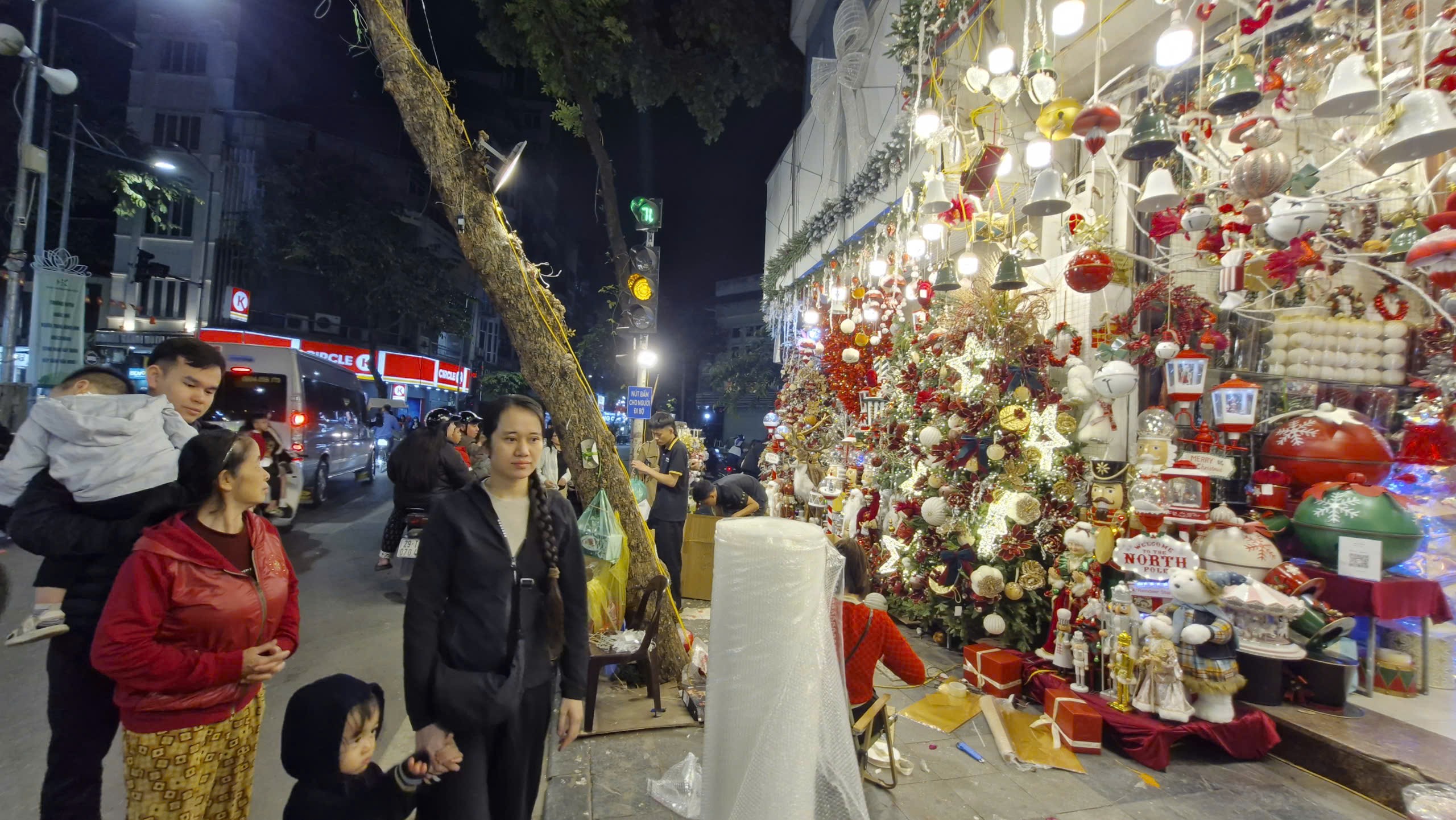 Phố Hàng Mã rực rỡ đón Giáng sinh - ảnh 8