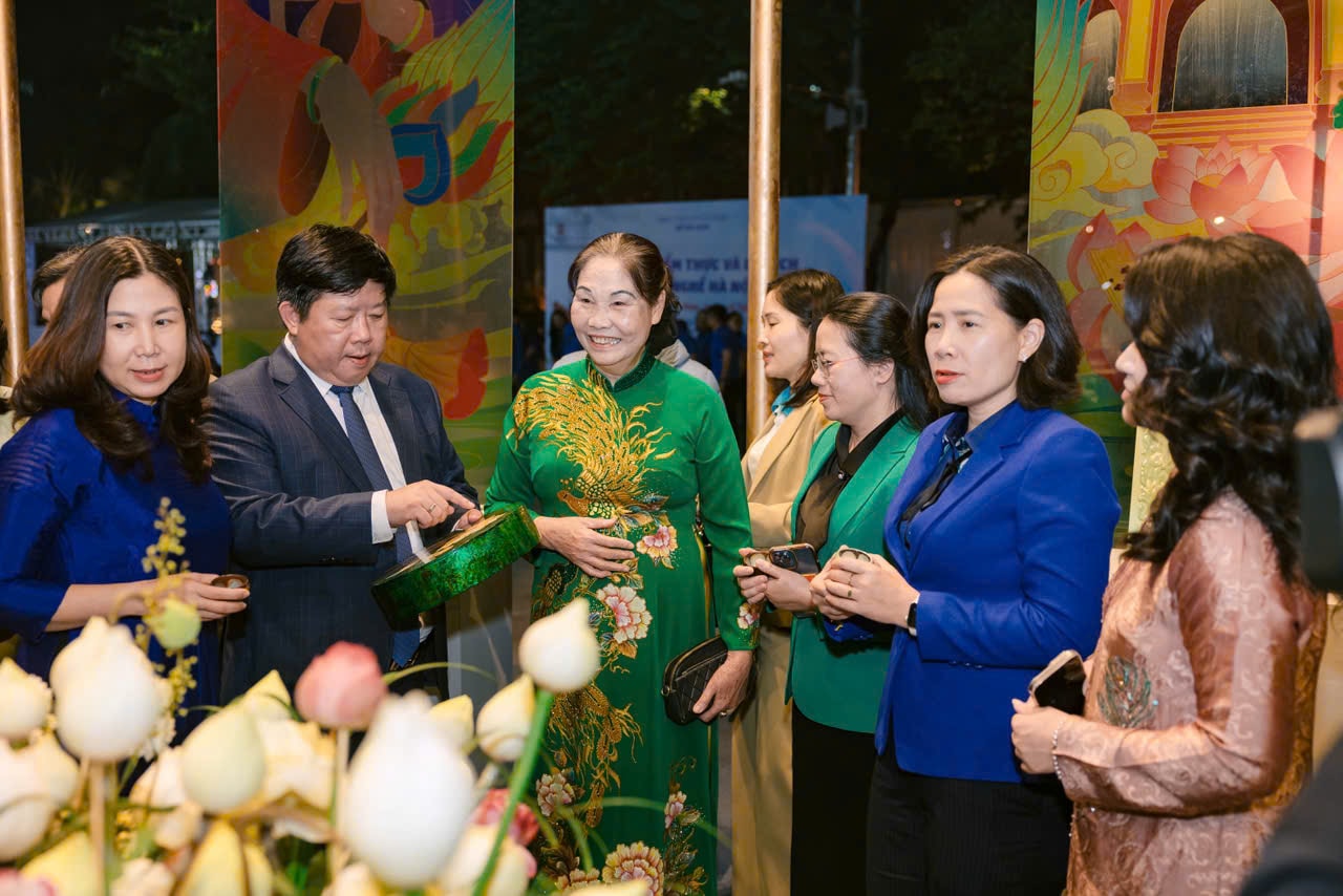 Hơn 30.000 lượt khách tham quan Liên hoan ẩm thực và du lịch làng nghề, phố nghề Hà Nội năm 2025 - ảnh 2