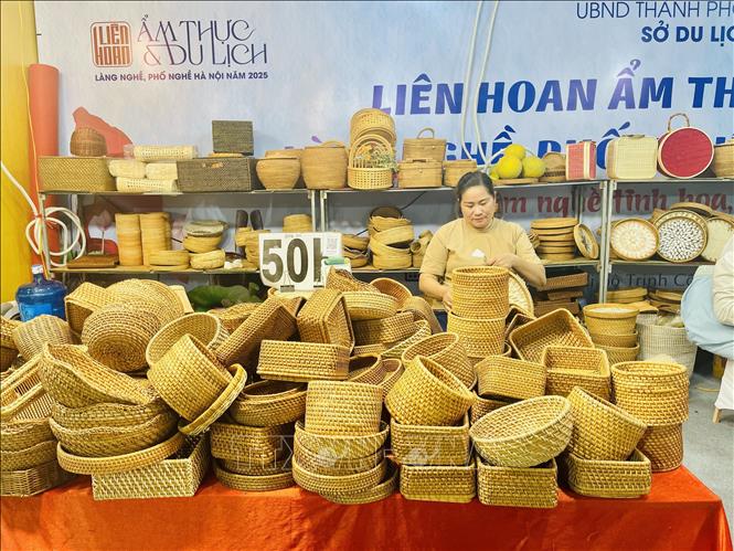 Hơn 30.000 lượt khách tham quan Liên hoan ẩm thực và du lịch làng nghề, phố nghề Hà Nội năm 2025 - ảnh 1