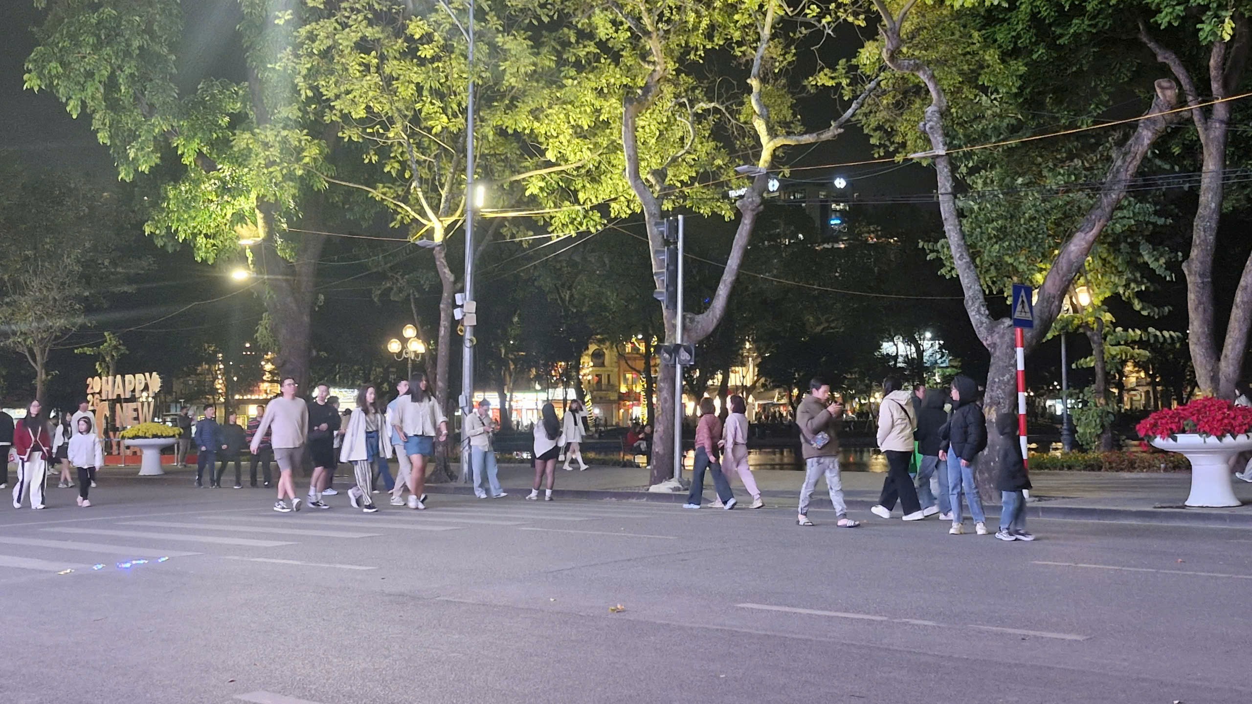 Năm 2026 Hà Nội phấn đấu thu hút 35,8 triệu lượt khách - ảnh 1