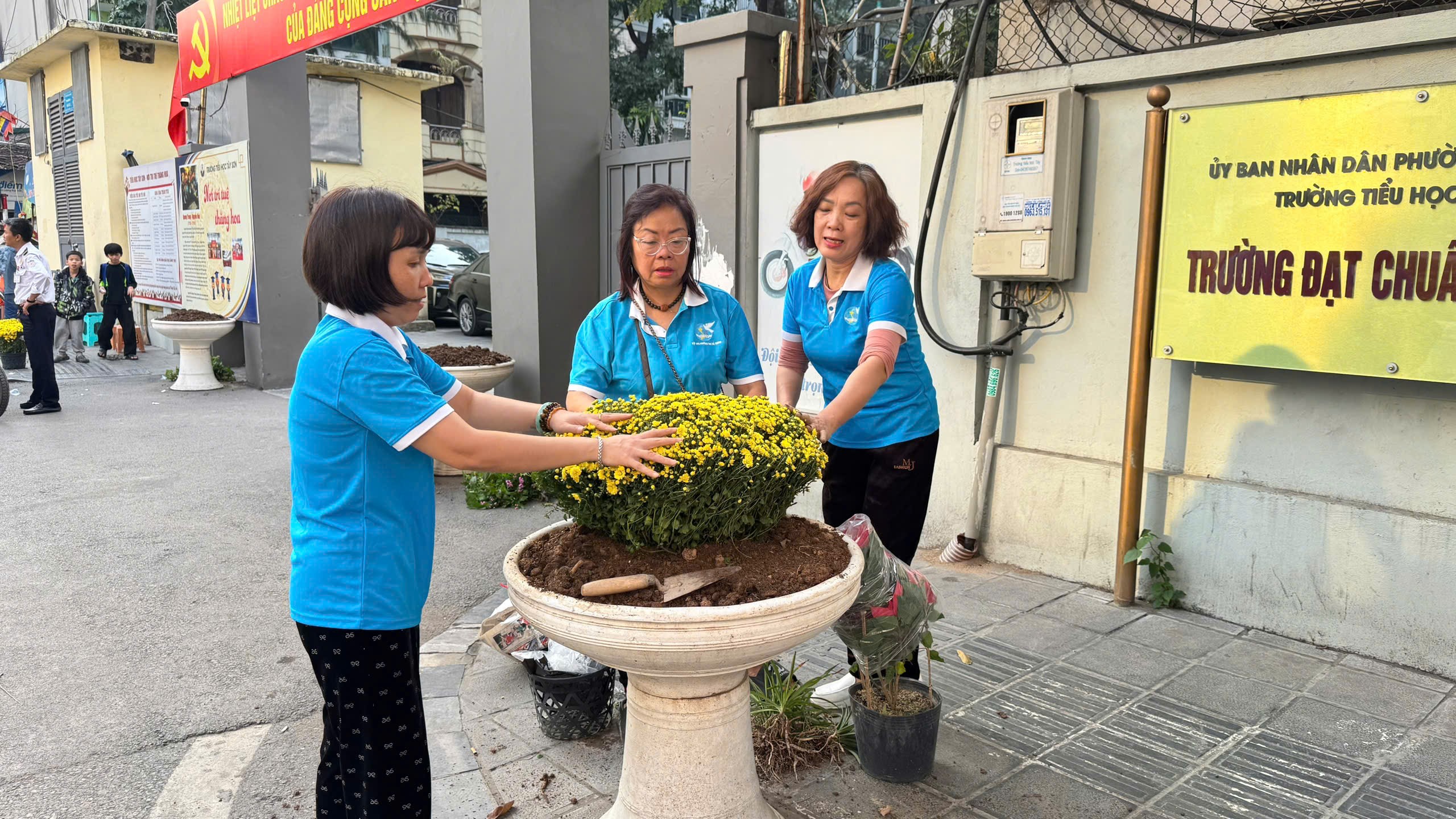 Phụ nữ phường Hai Bà Trưng: Chung tay làm đẹp tuyến phố hoa - ảnh 1