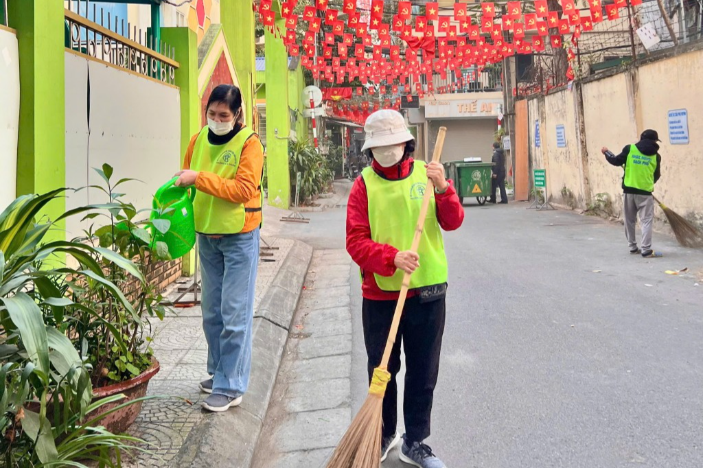 Phụ nữ phường Hai Bà Trưng: Chung tay làm đẹp tuyến phố hoa - ảnh 2