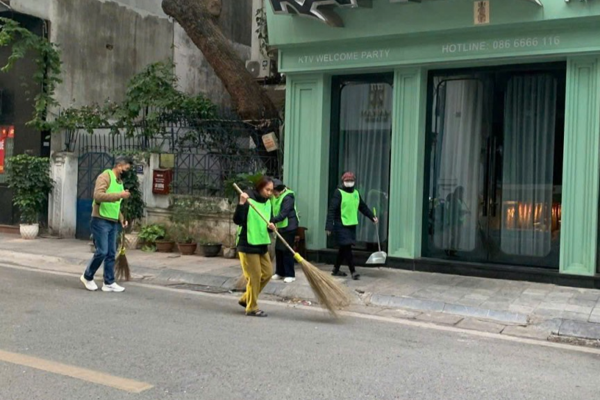 Phụ nữ phường Hai Bà Trưng: Chung tay làm đẹp tuyến phố hoa - ảnh 3