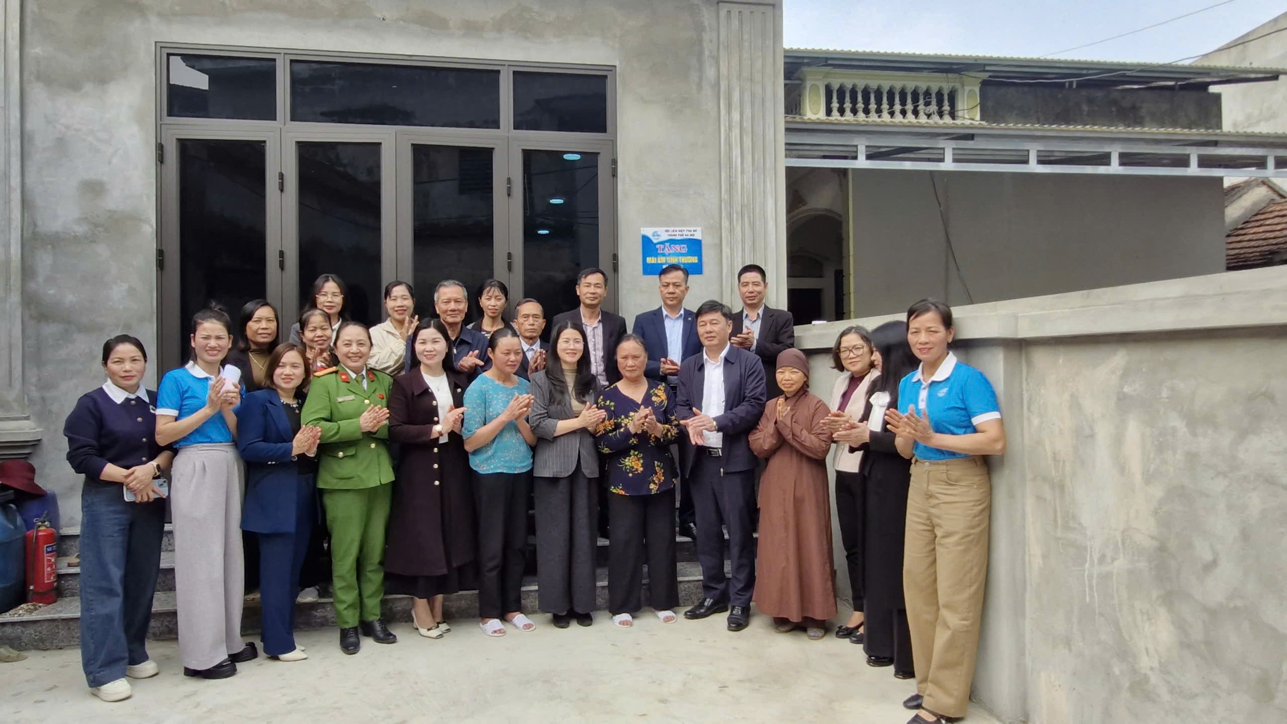 Hội LHPN Hà Nội: Hỗ trợ kinh phí xây “Mái ấm tình thương” cho hội viên có hoàn cảnh khó khăn - ảnh 6