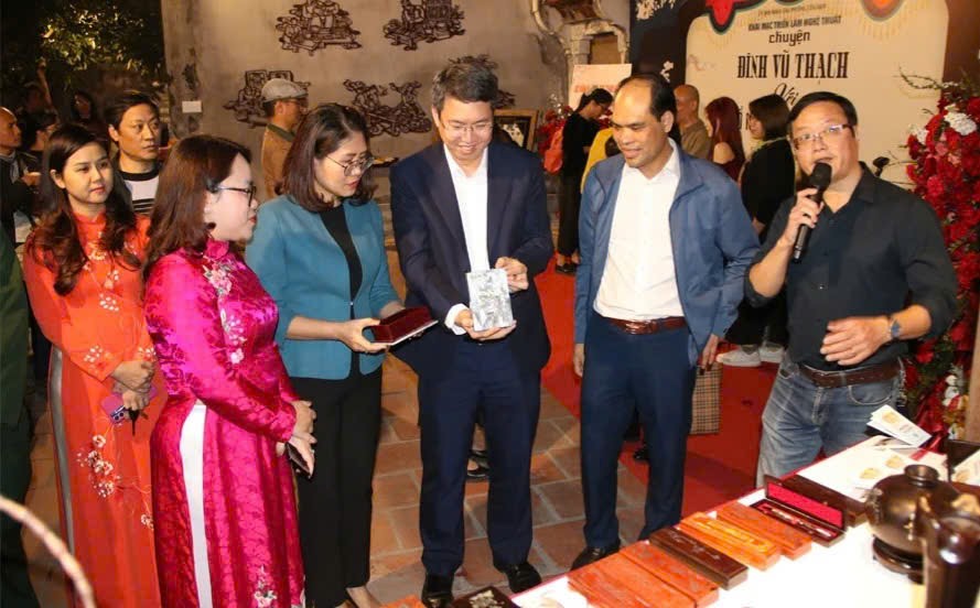 Triển lãm nghệ thuật “Chuyện đình Vũ Thạch với tổ nghề chạm khảm” - ảnh 1