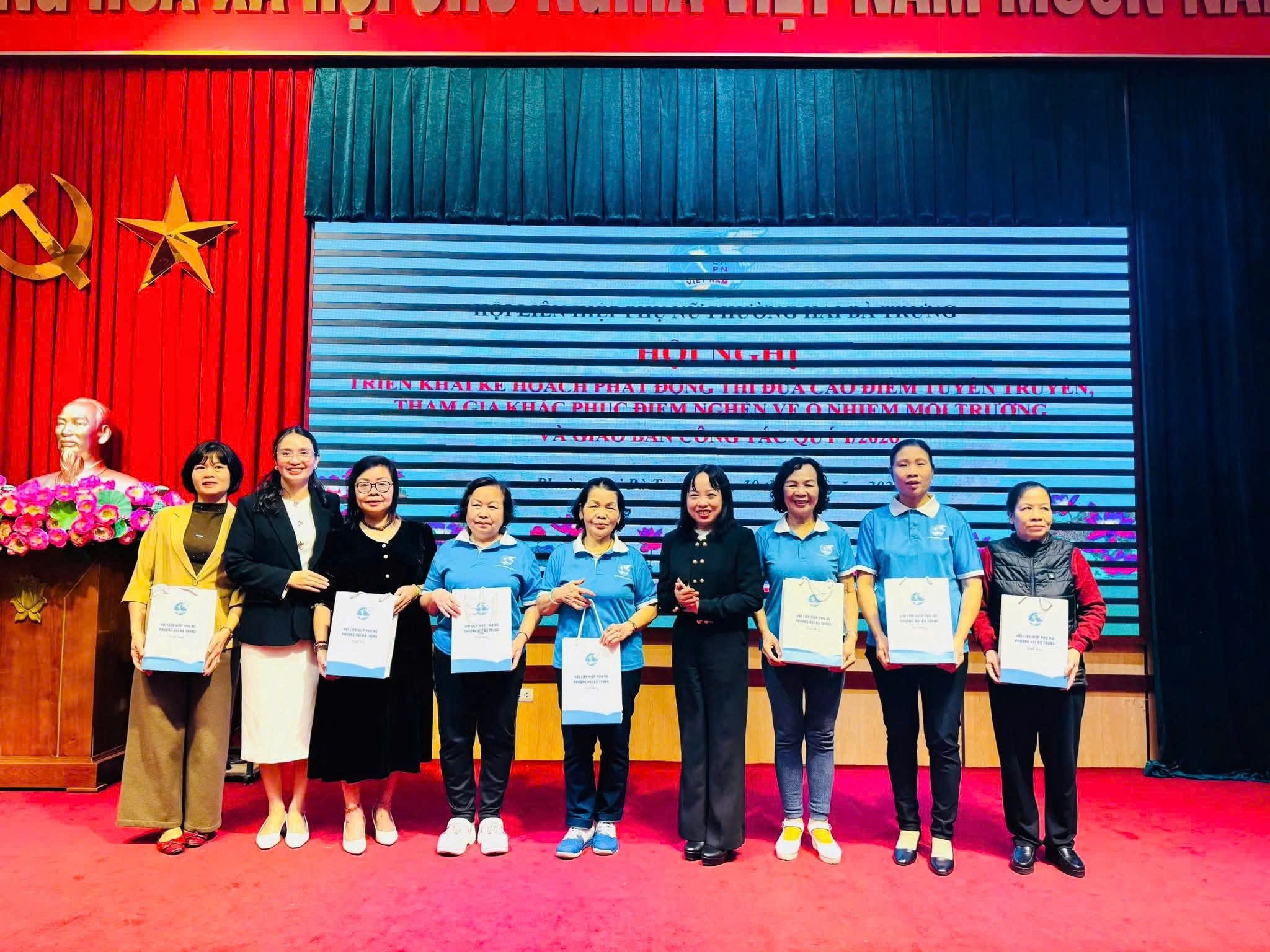 Phụ nữ phường Hai Bà Trưng ra mắt mô hình thi đua tham gia khắc phục 5 điểm nghẽn - ảnh 2