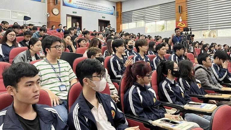 Định hướng, mở lối tương lai cho sinh viên trong chăm sóc sức khỏe cộng đồng - ảnh 3