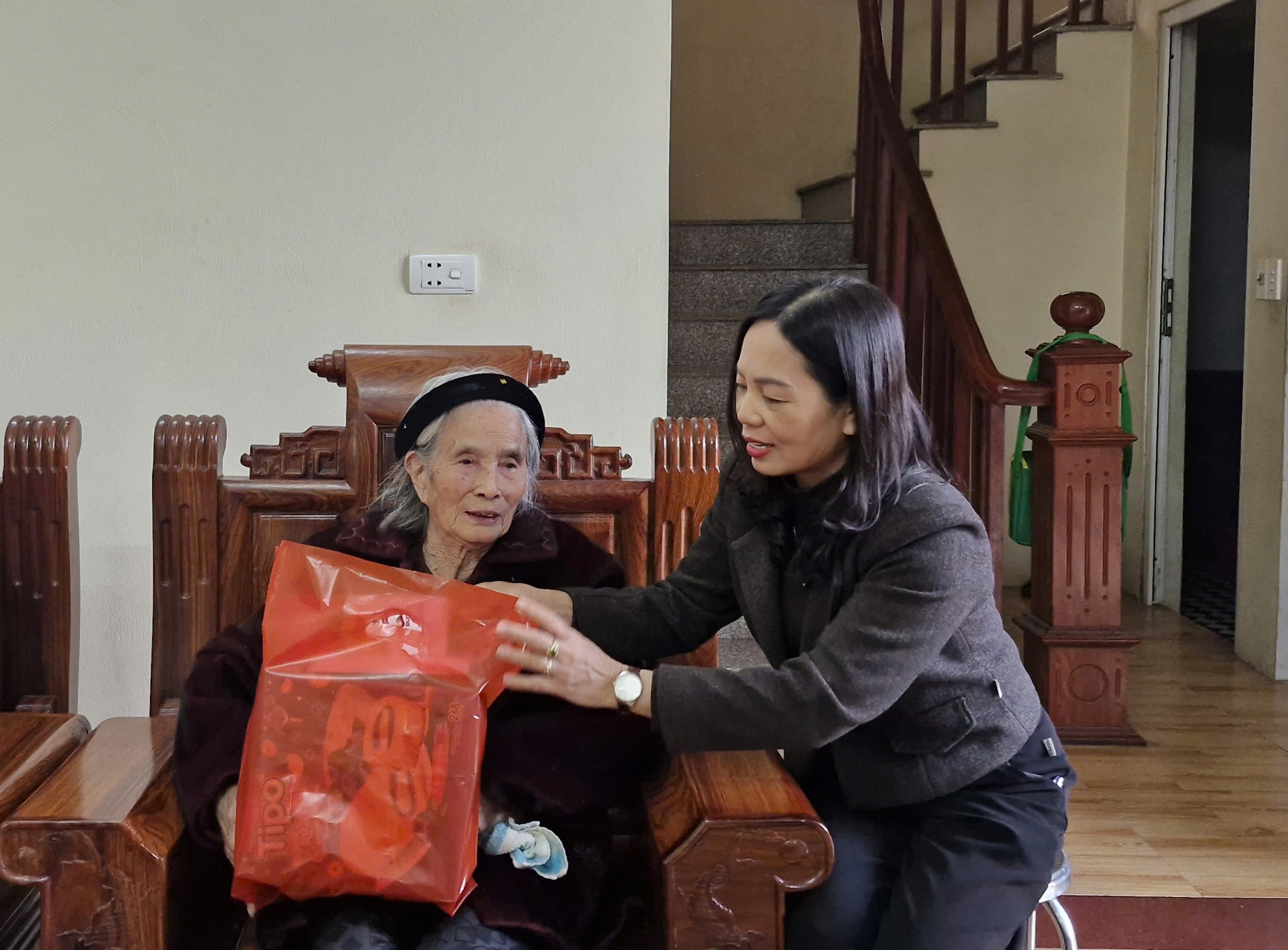 Hội LHPN Hà Nội thăm hỏi, tặng quà Tết tri ân người có công nhân dịp Tết Bính Ngọ 2026 - ảnh 5