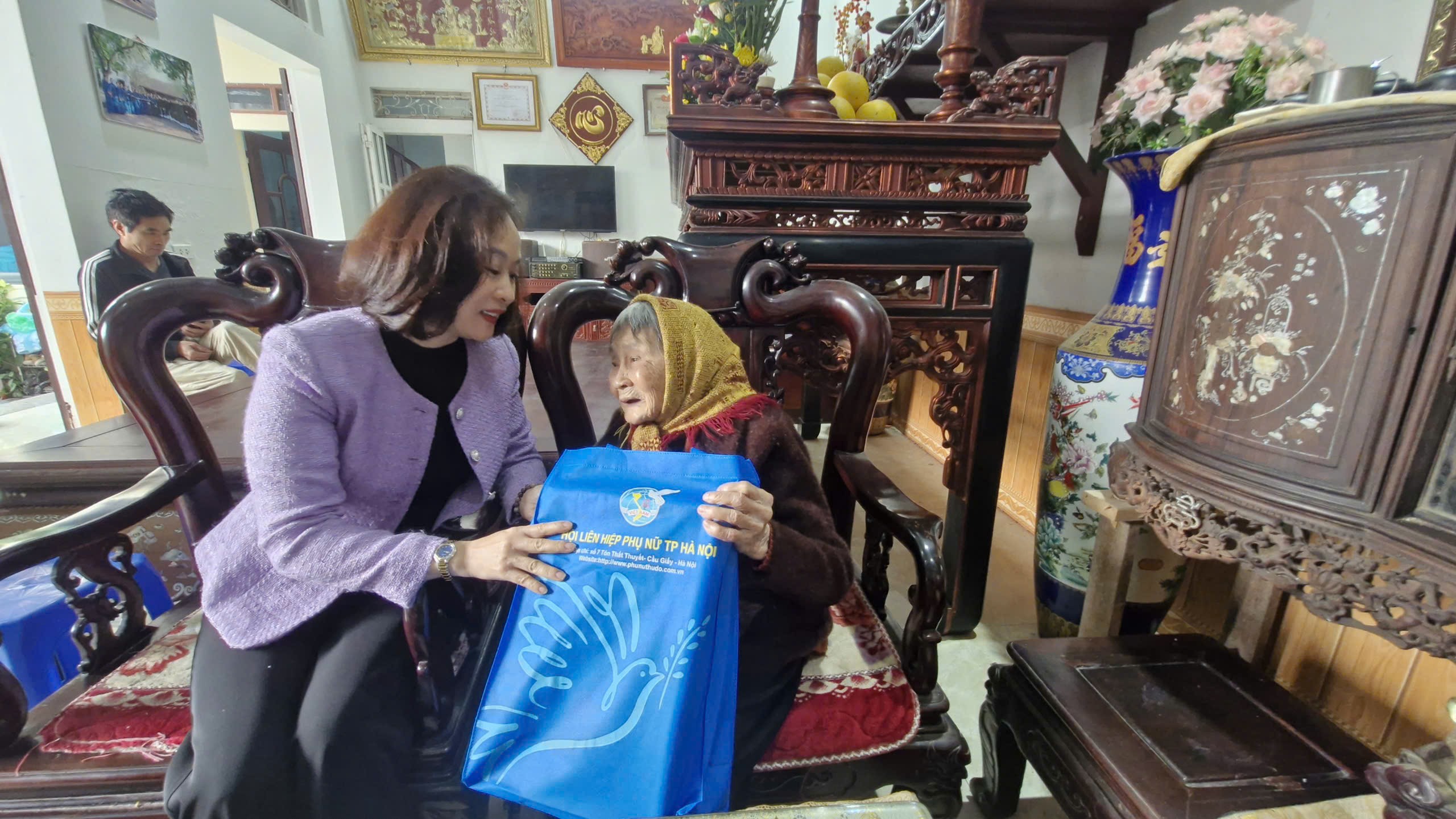 Hội LHPN Hà Nội thăm, tặng quà Tết Mẹ Việt Nam Anh hùng Nguyễn Thị Lân tại xã Sơn Đồng  - ảnh 2