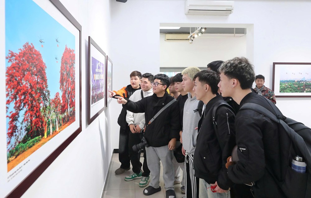 Triển lãm ảnh 'Mừng Đảng, mừng xuân và chào mừng thành công Đại hội lần thứ XIV của Đảng' - ảnh 2