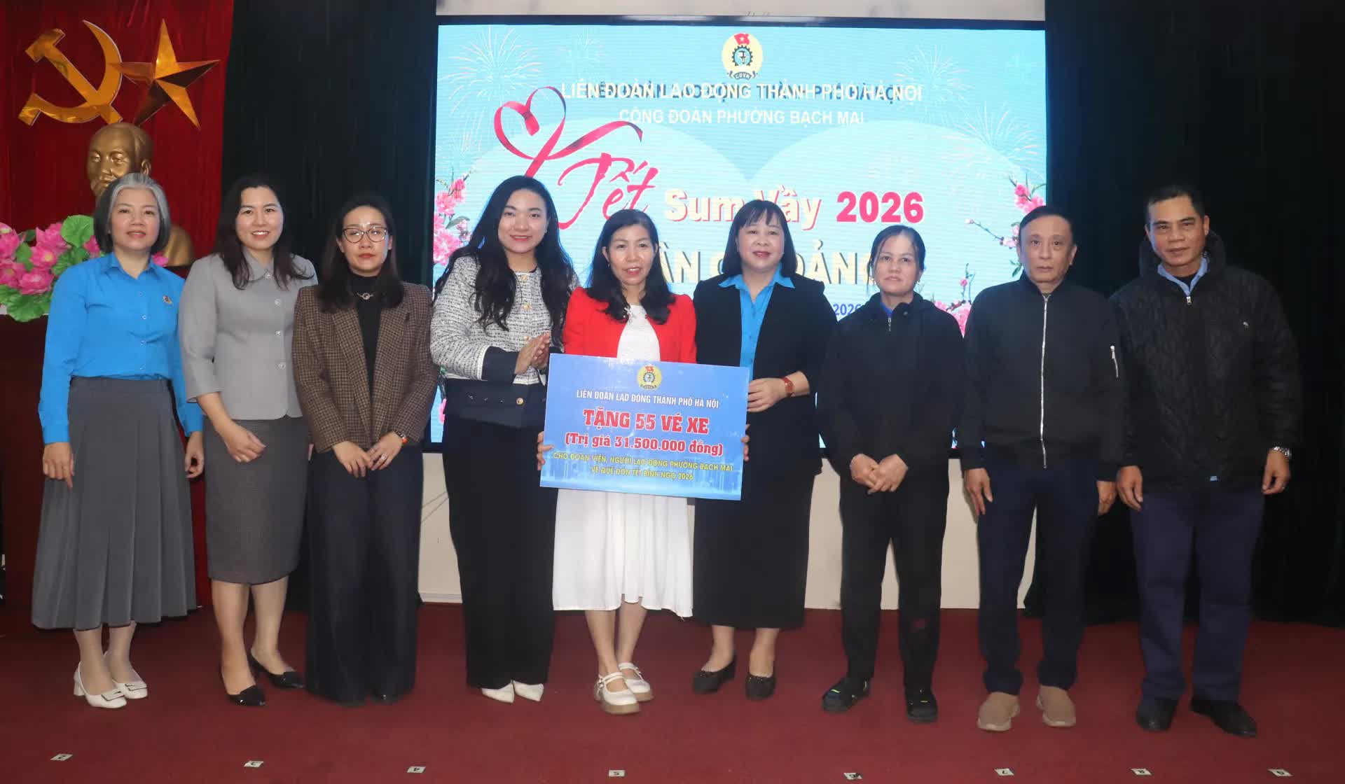 Phường Bạch Mai trao trợ cấp khó khăn tới đoàn viên, người lao động  - ảnh 1