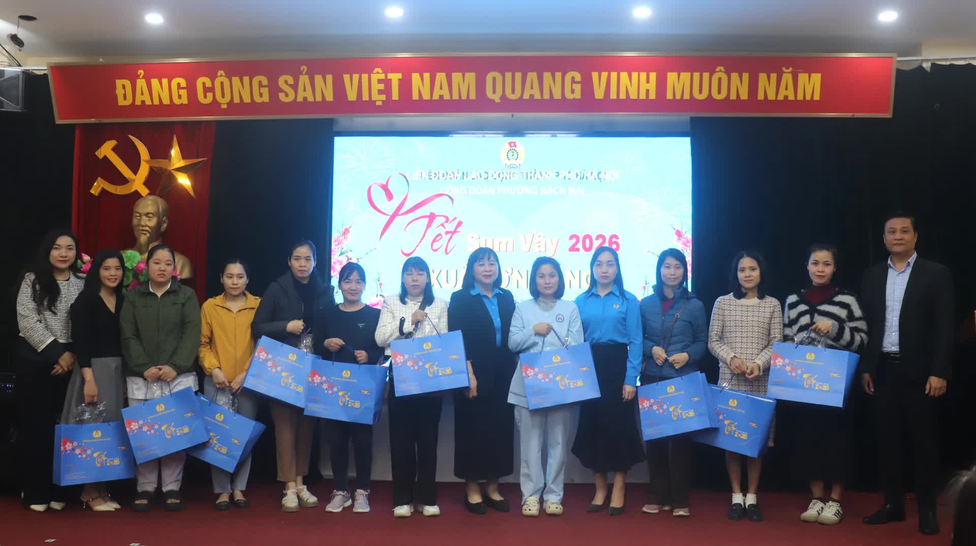 Phường Bạch Mai trao trợ cấp khó khăn tới đoàn viên, người lao động  - ảnh 2