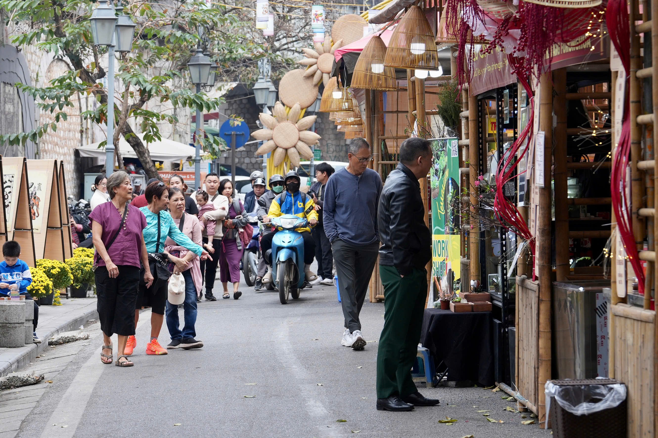 Rộn ràng phố cổ đón Xuân sang - ảnh 13