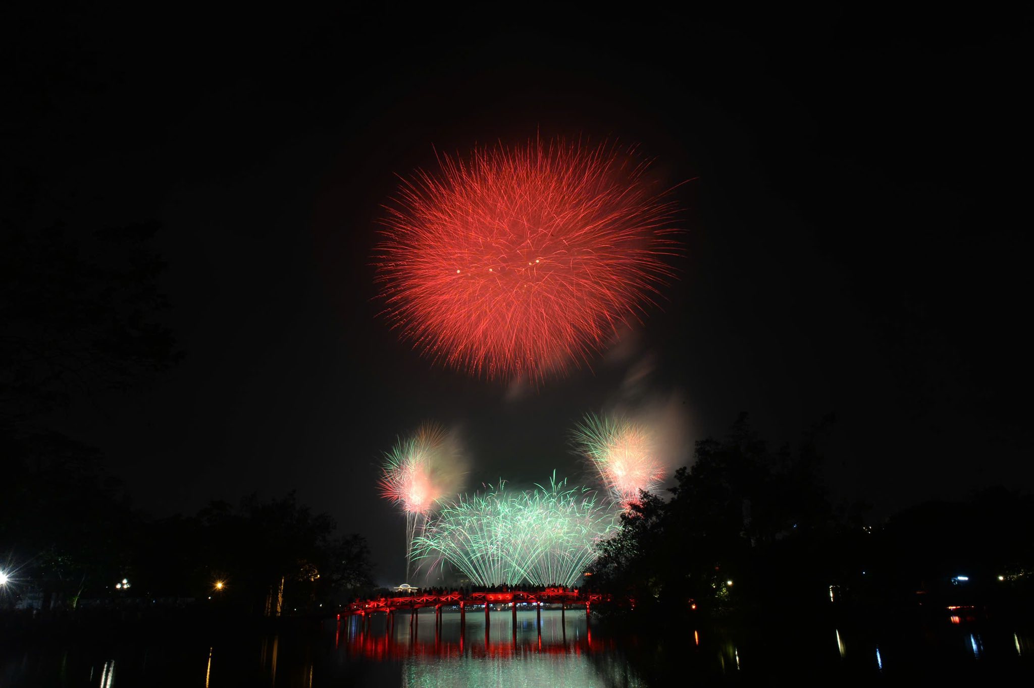 Pháo hoa thắp sáng bầu trời Hà Nội đêm giao thừa - ảnh 3