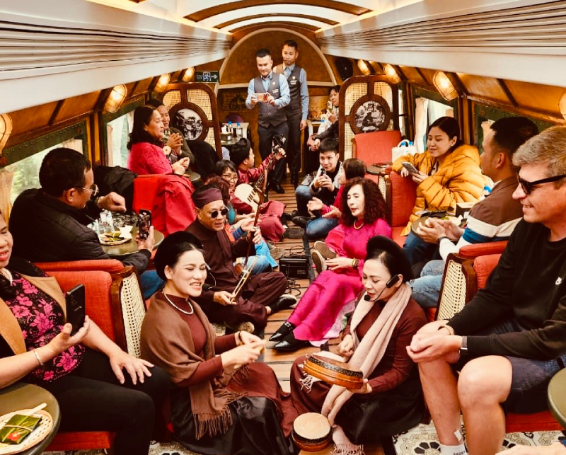  Đoàn tàu Hà Nội 5 cửa ô: Đánh thức ký ức Tết trong một không gian di động - ảnh 1