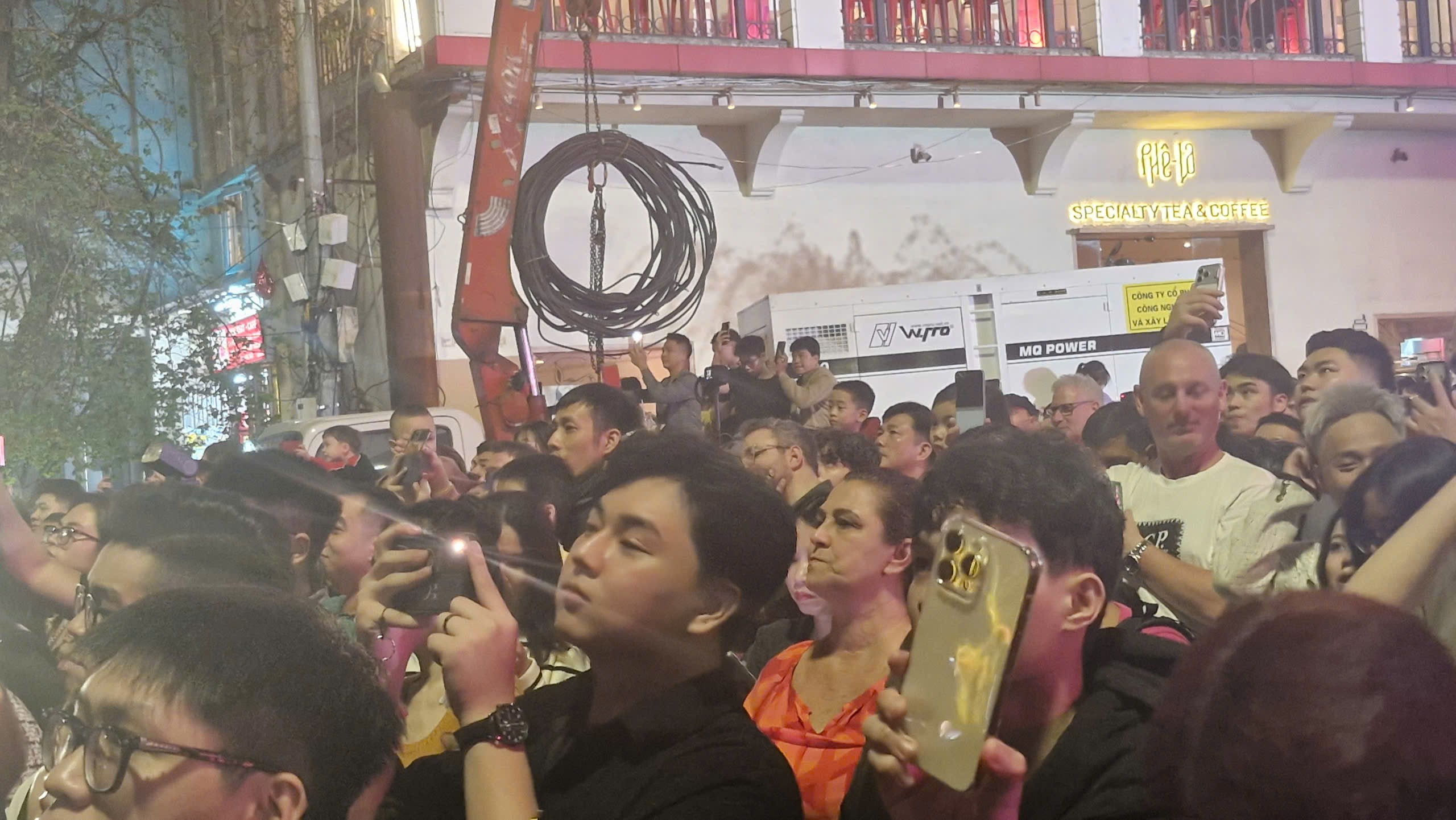 Pháo hoa thắp sáng bầu trời Hà Nội đêm giao thừa - ảnh 7