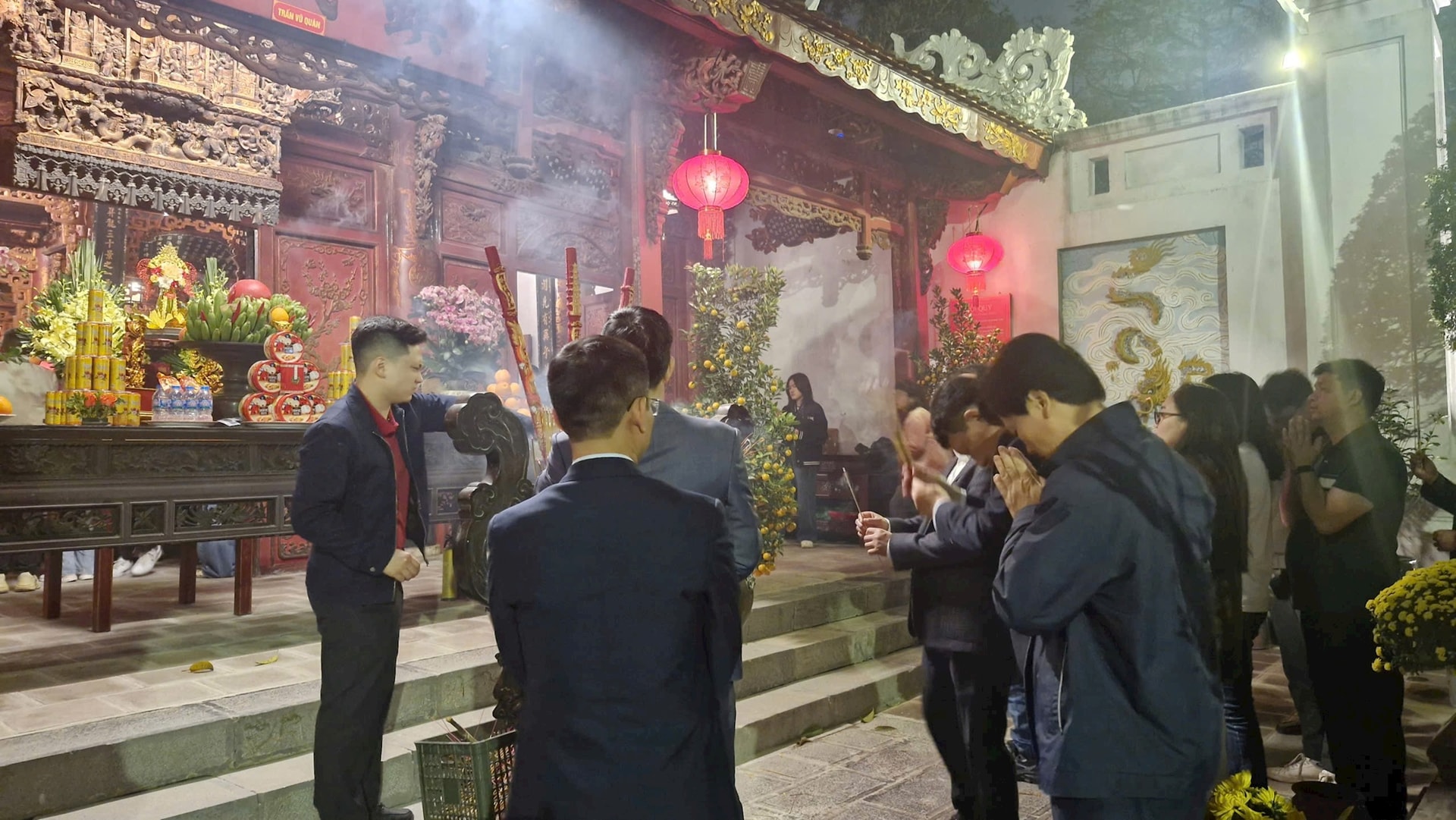 Người dân Thủ đô đi lễ đền Quán Thánh - ảnh 2