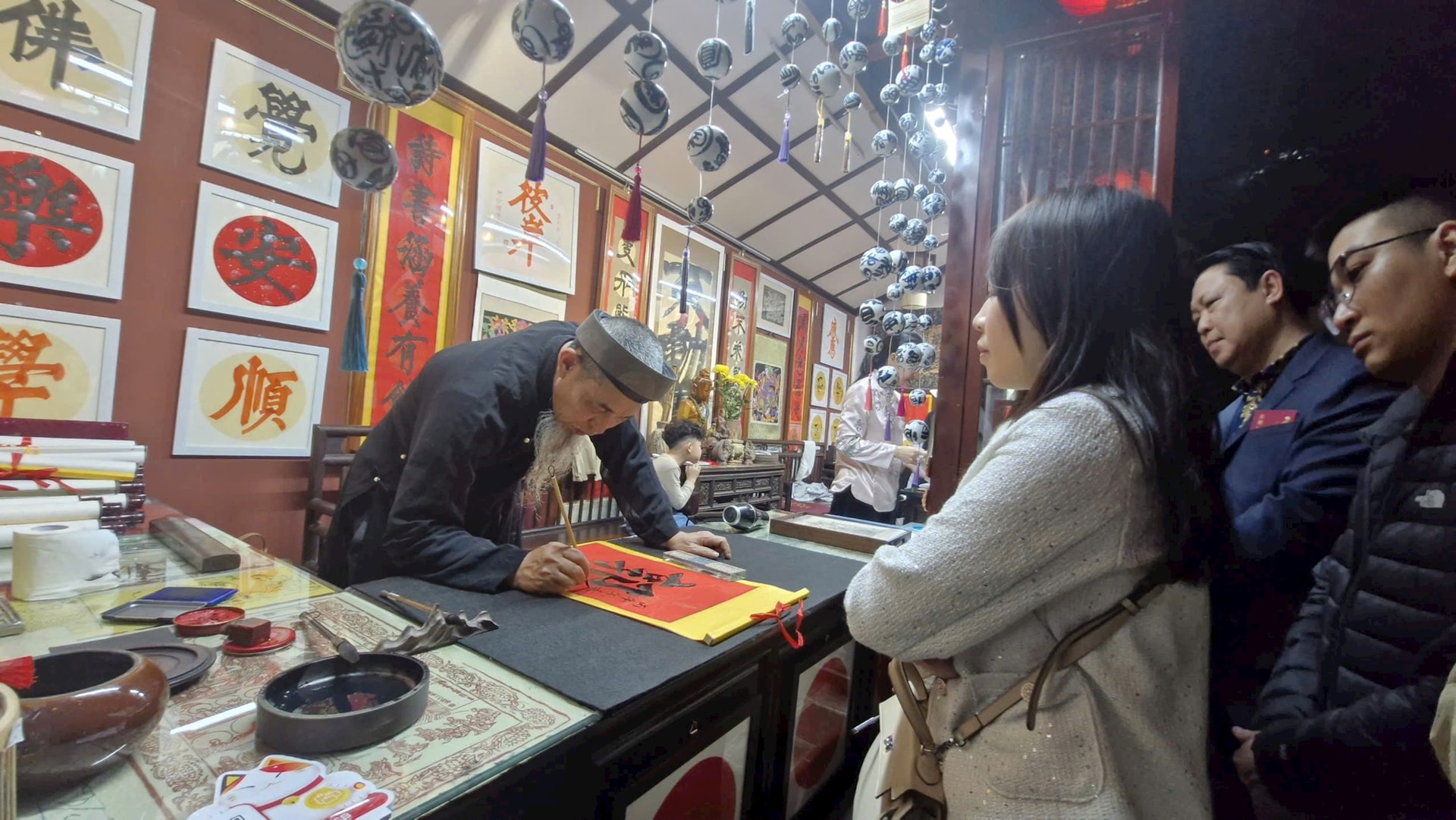 Người dân Thủ đô đi lễ đền Quán Thánh - ảnh 3