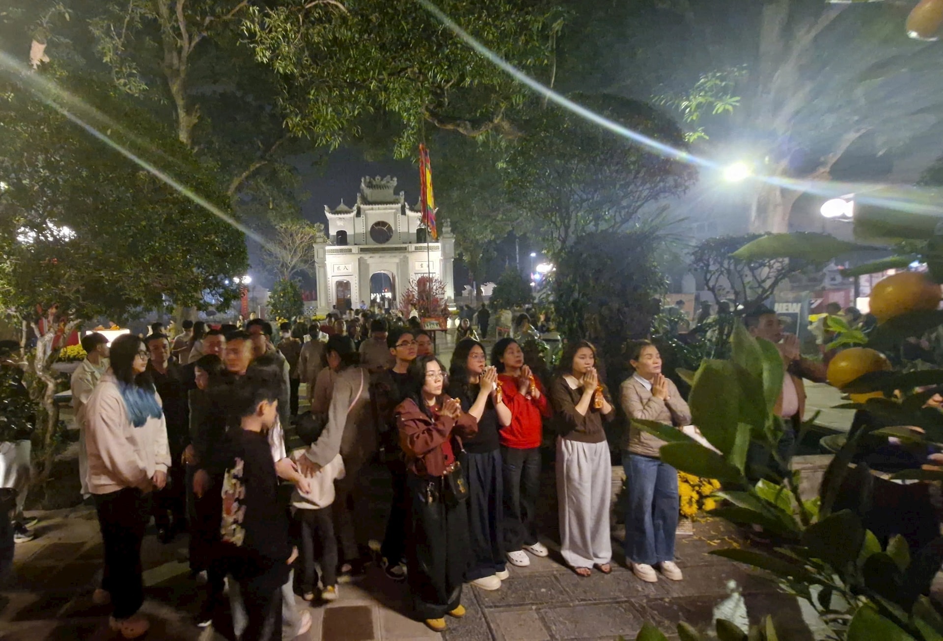 Người dân Thủ đô đi lễ đền Quán Thánh - ảnh 1