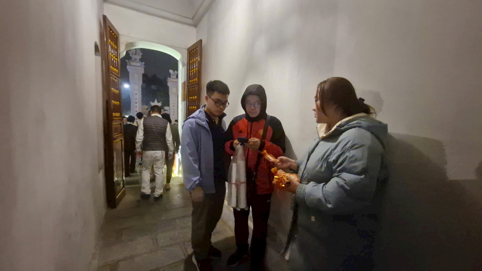 Người dân Thủ đô đi lễ đền Quán Thánh - ảnh 6