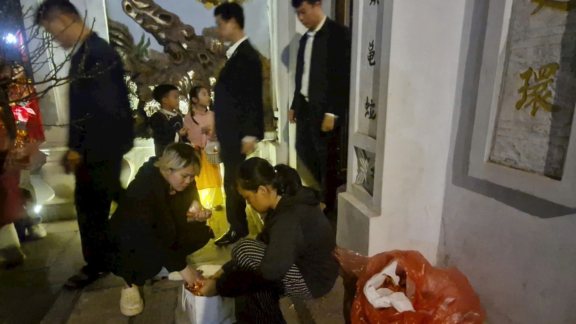 Người dân Thủ đô đi lễ đền Quán Thánh - ảnh 5