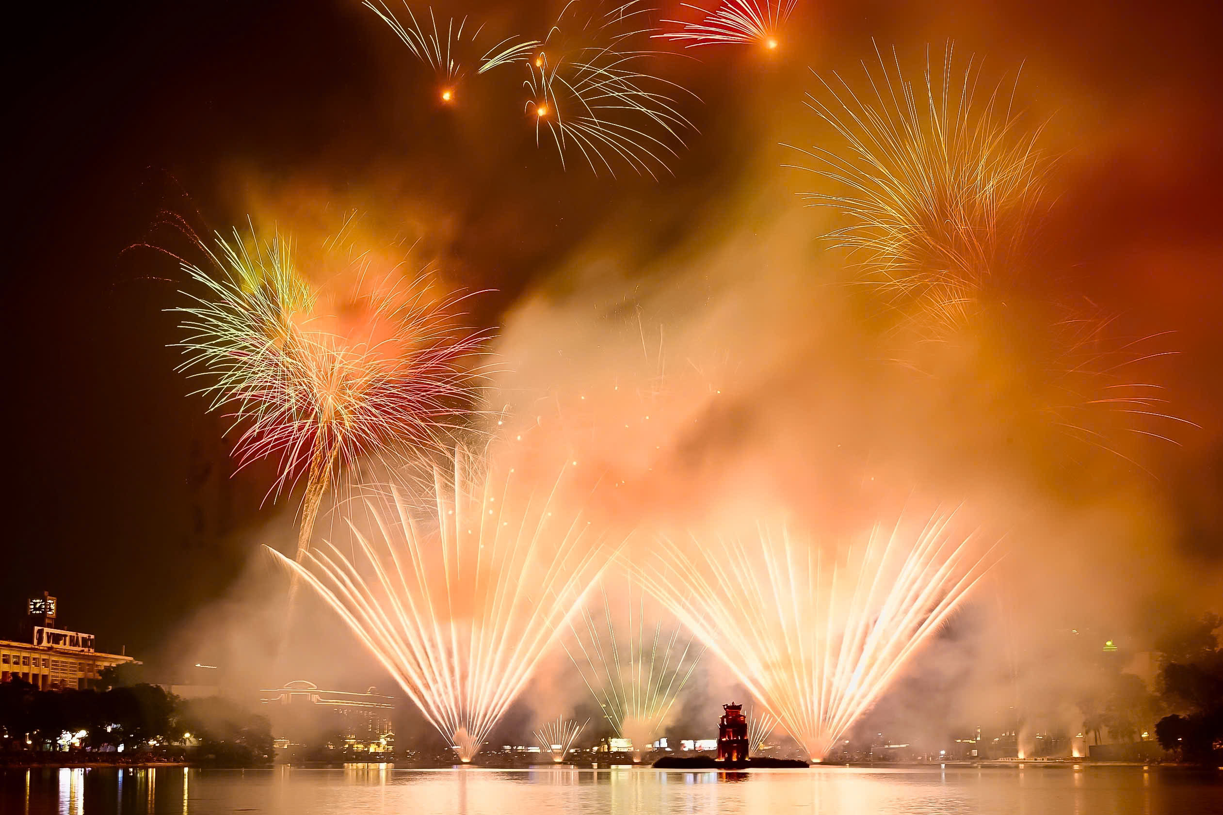 Pháo hoa thắp sáng bầu trời Hà Nội đêm giao thừa - ảnh 1